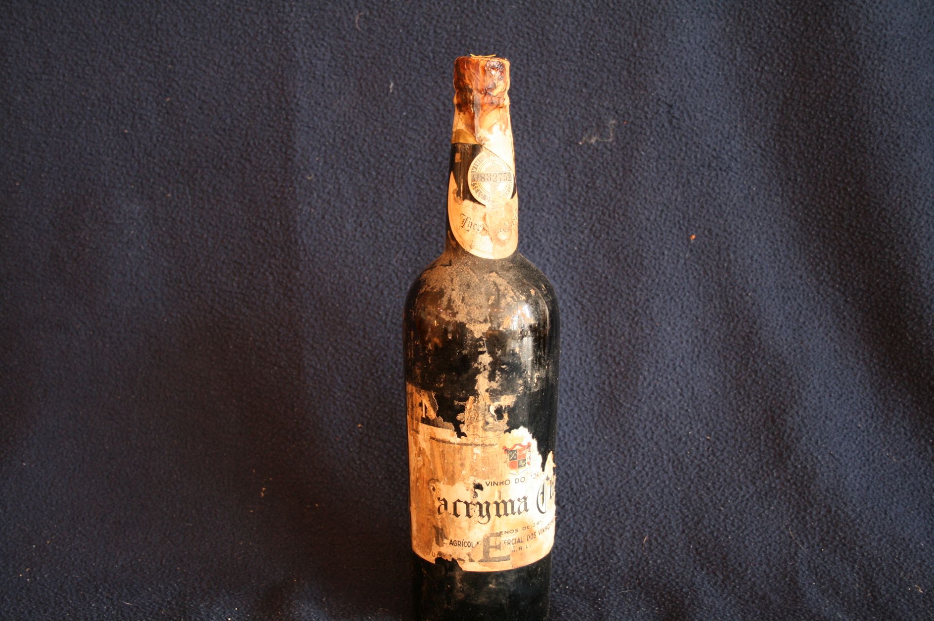 1 vieille bouteille de PORTO "Lacryma Christi", années 50/60 - 1 old bottle of PORTO [...]