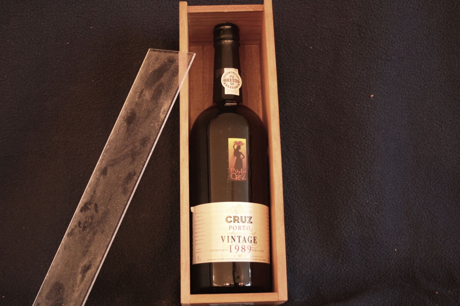 Dans une boîte en bois : 1 bouteille de Porto CRUZ millésimé 1989, Vintage port - [...]