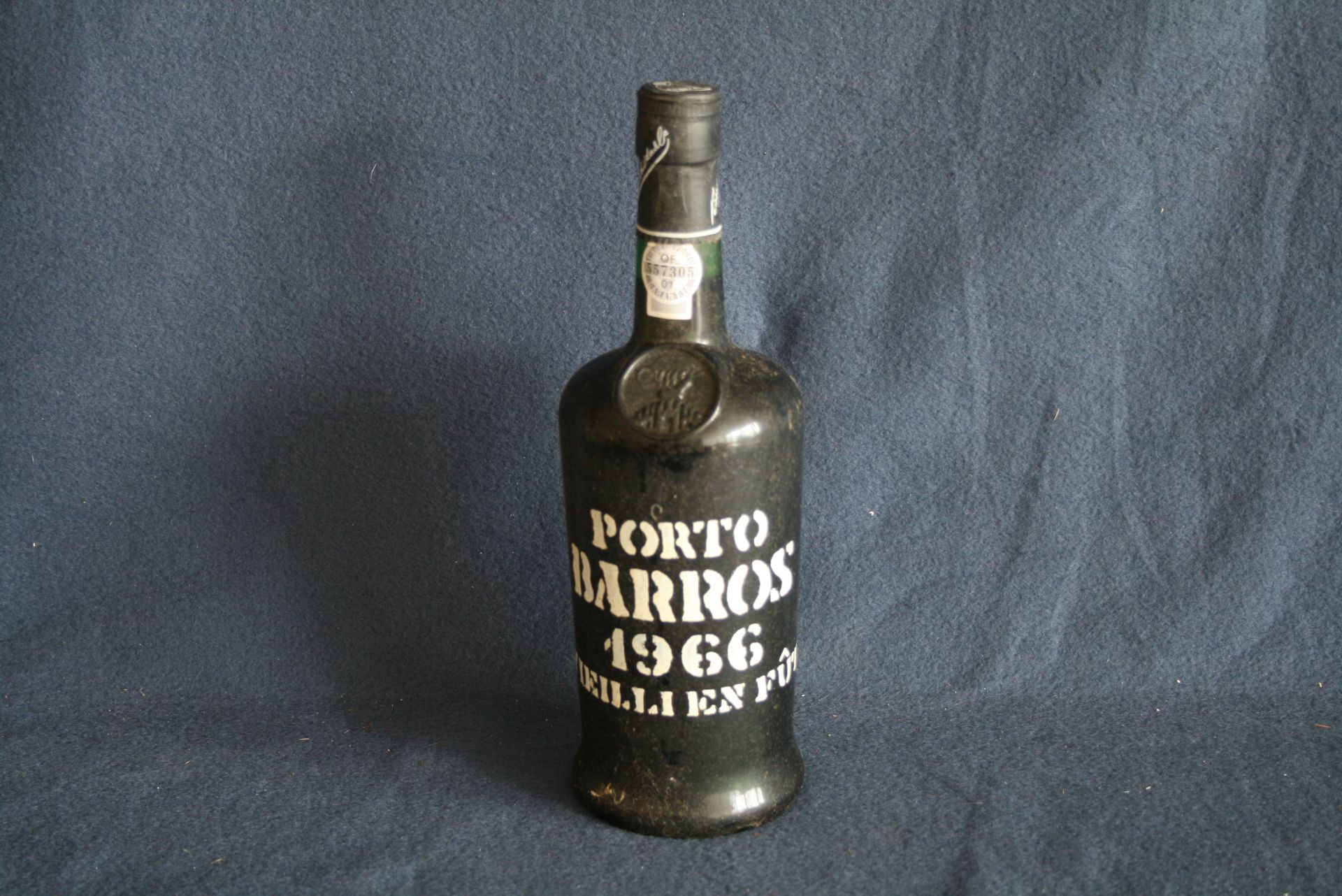 Bouteille de Porto millésimé 1966 : Porto BARROS - Port wine bottle 1966: Porto [...]