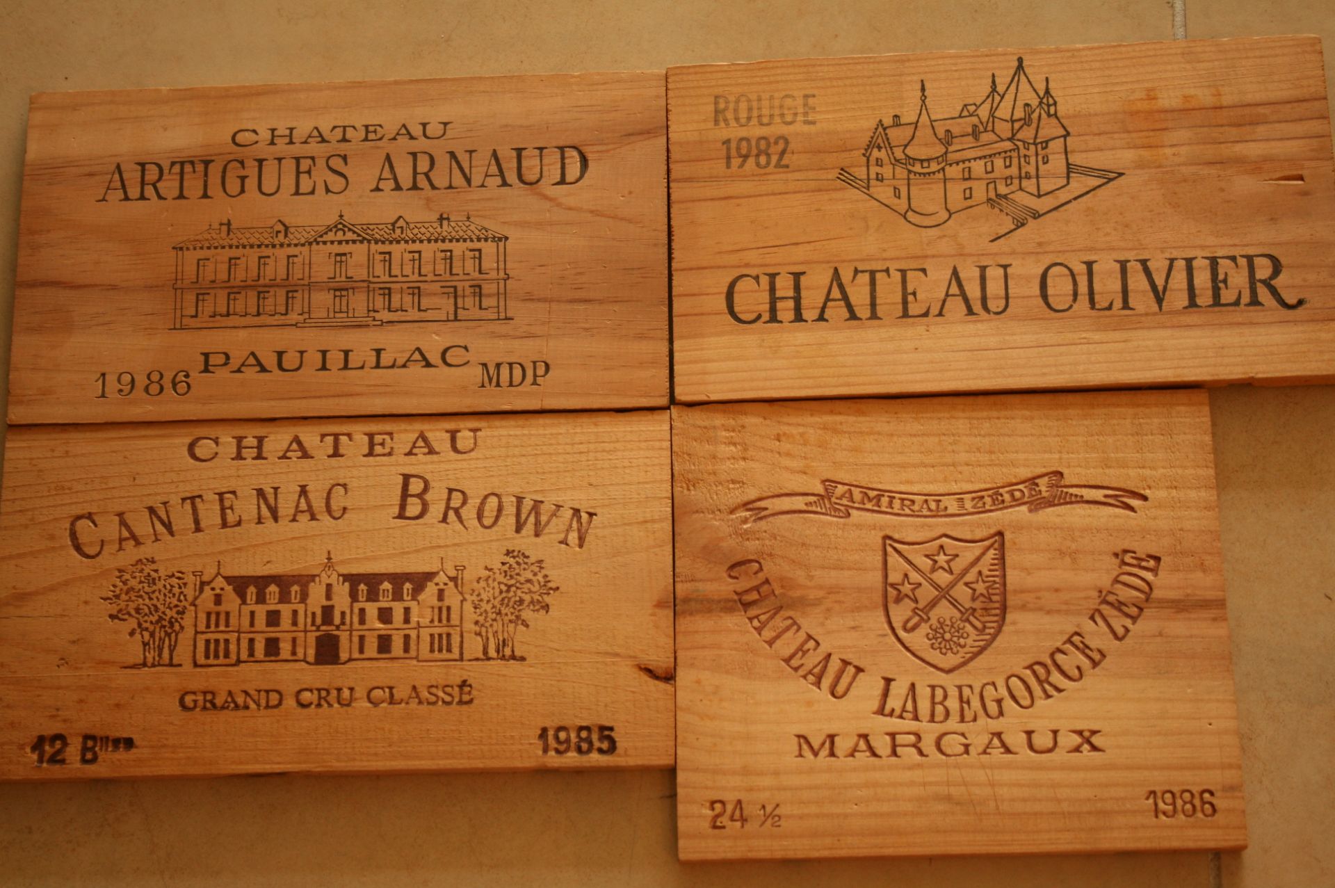 Ensemble de 4 planches en bois de châteaux - Set of 4 wooden boards of Châteaux - [...]