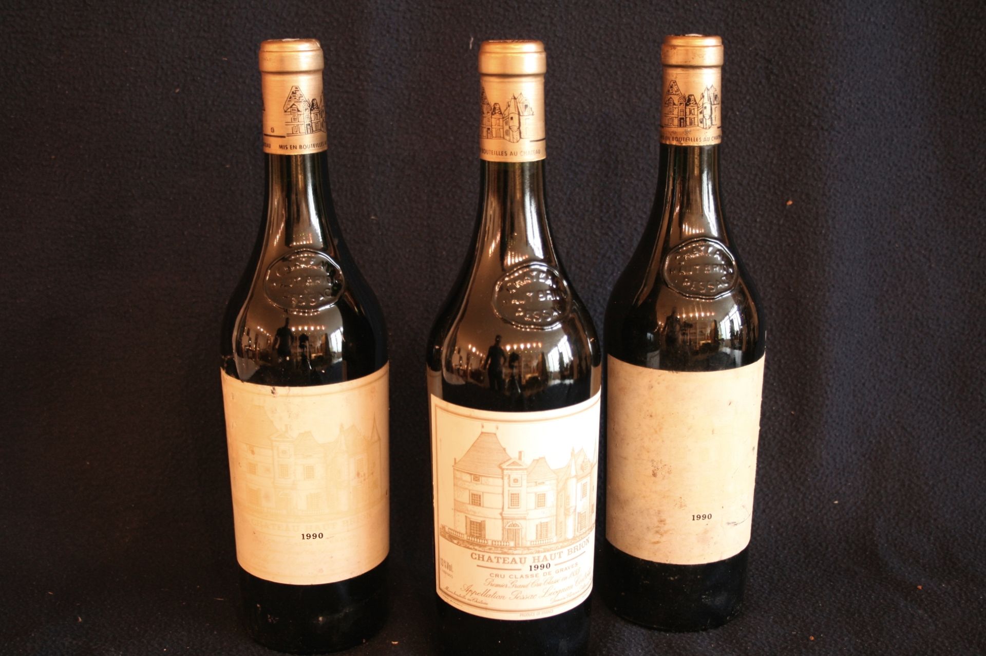 3 bouteilles de GRAVES, Château HAUT-BRION, rouge, 1990 (2 bouteilles avec [...]