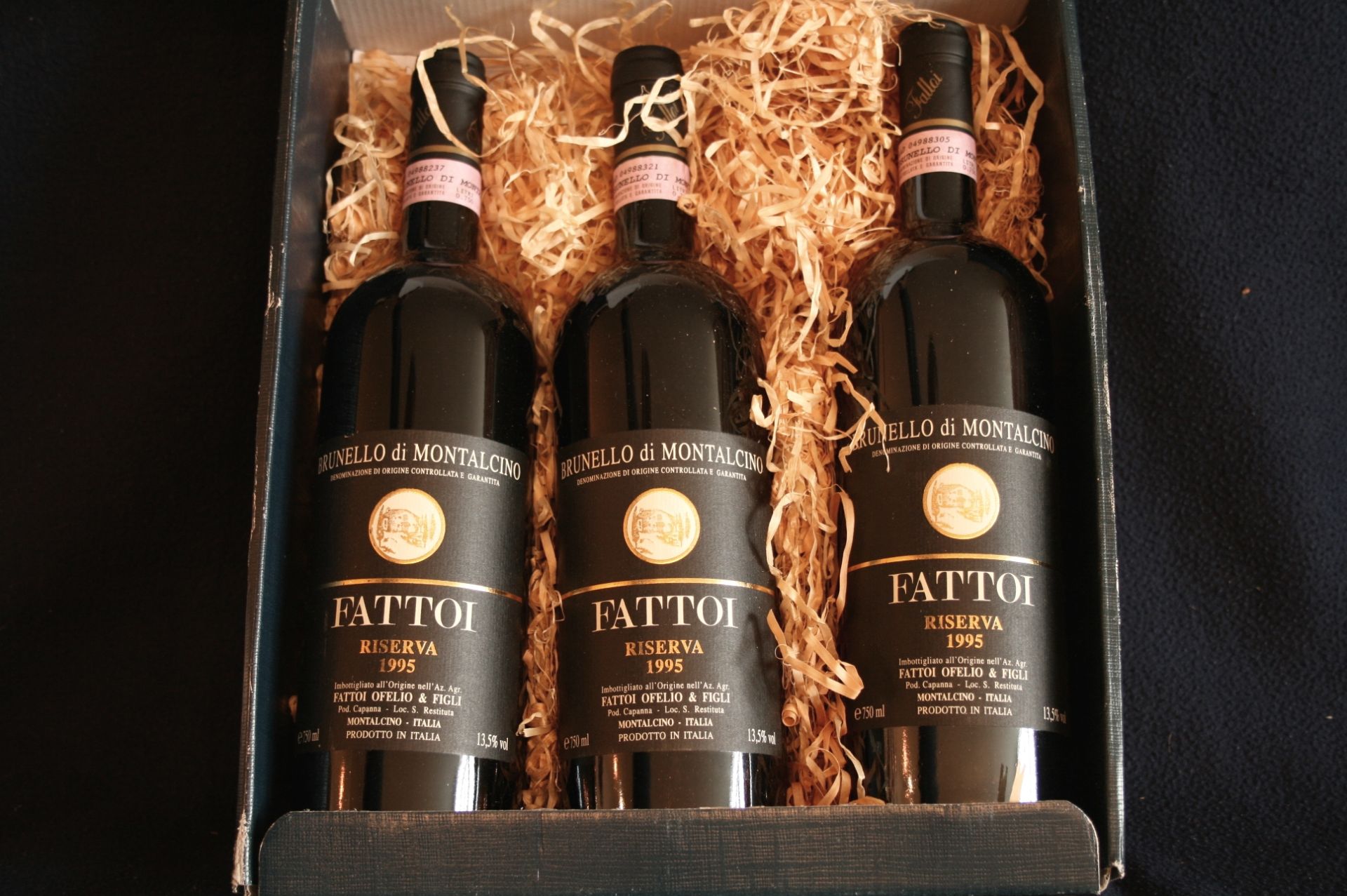 Dans un coffret en carton : 3 bouteilles de Brunello di Montalcino, FATTOI, Riserva [...]