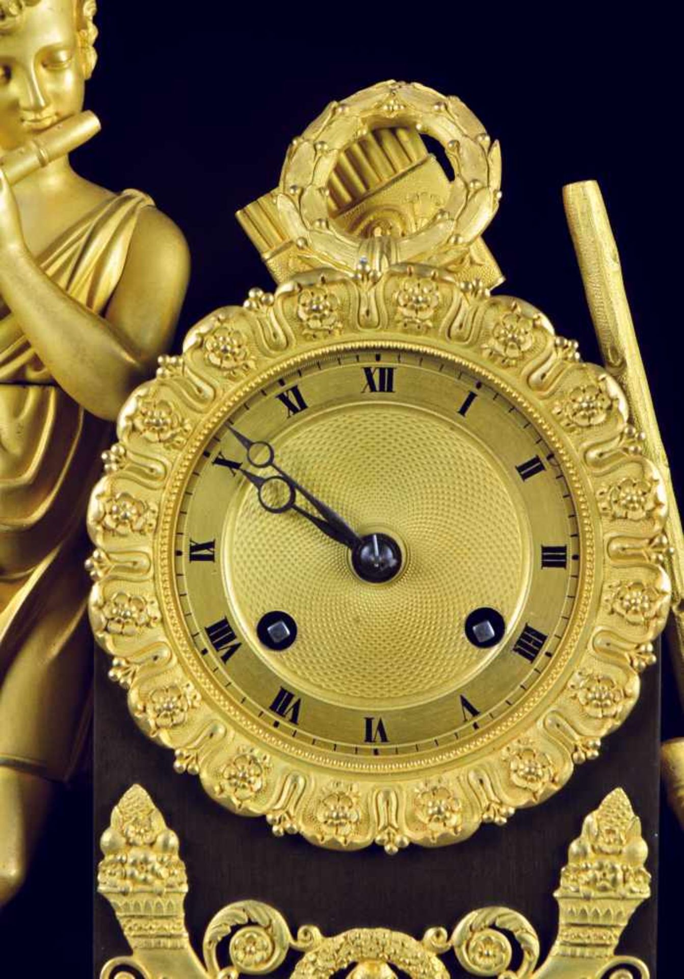 A GILT AND PATINATED BRONZE FIGURAL CLOCK, EMPIRE / RESTORATION PERIOD, FRANCE 1820-1825Origin: - Bild 7 aus 11