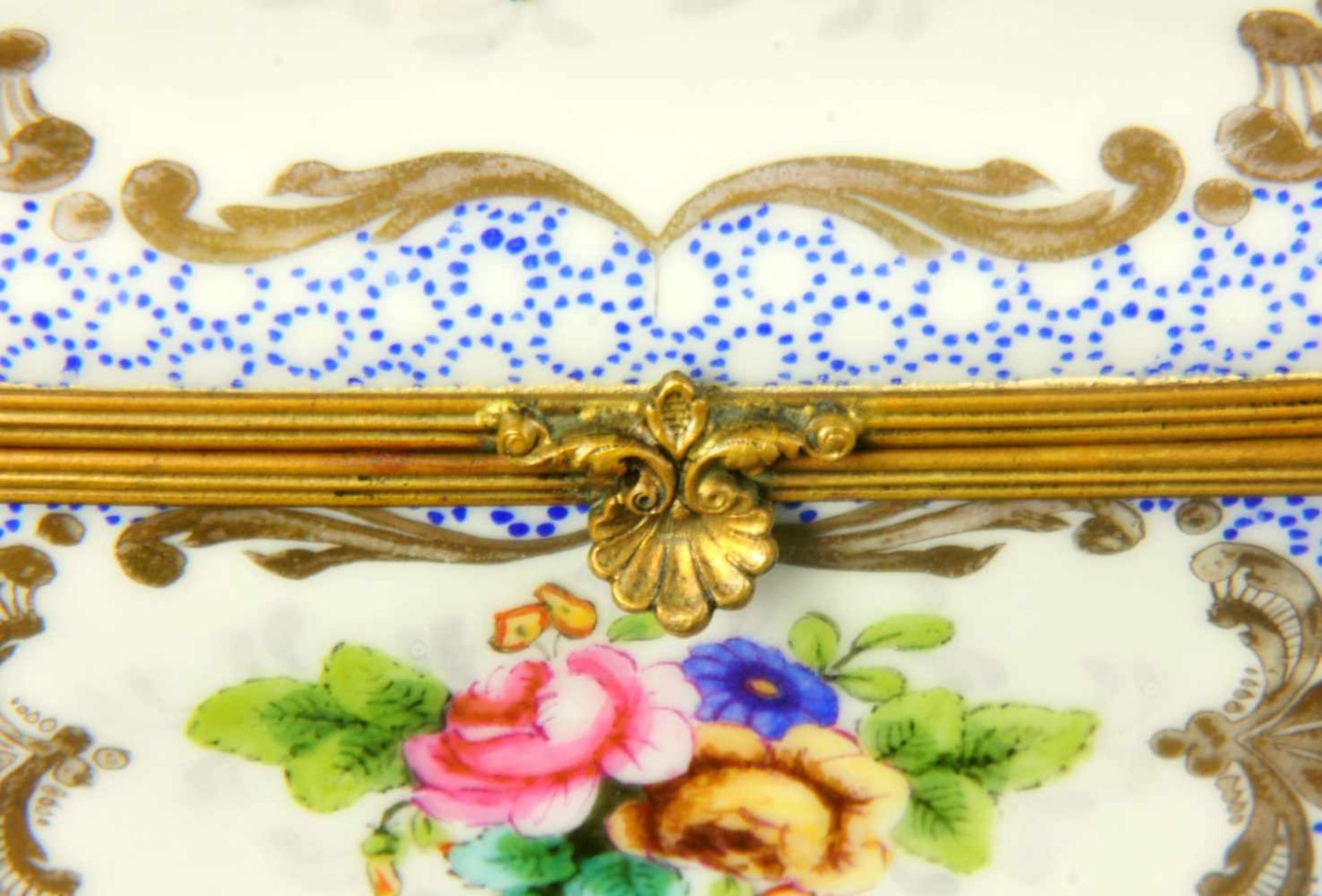 GERMANY, MID-18TH CENTURY PORCELAIN SNUFF BOX WITH GILT BRONZE MOUNTS, HAND PAINTED DECORATION. - Bild 8 aus 8