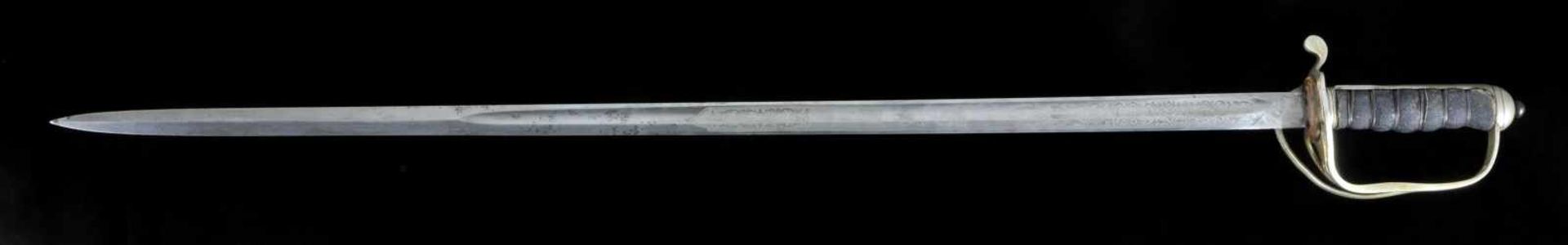 A BRITISH ROYAL ARTILLERY PERSONALIZED OFFICER’S SWORD WITH ETCHED BLADE, GEORGE V PERIOD. Origin: - Bild 16 aus 20