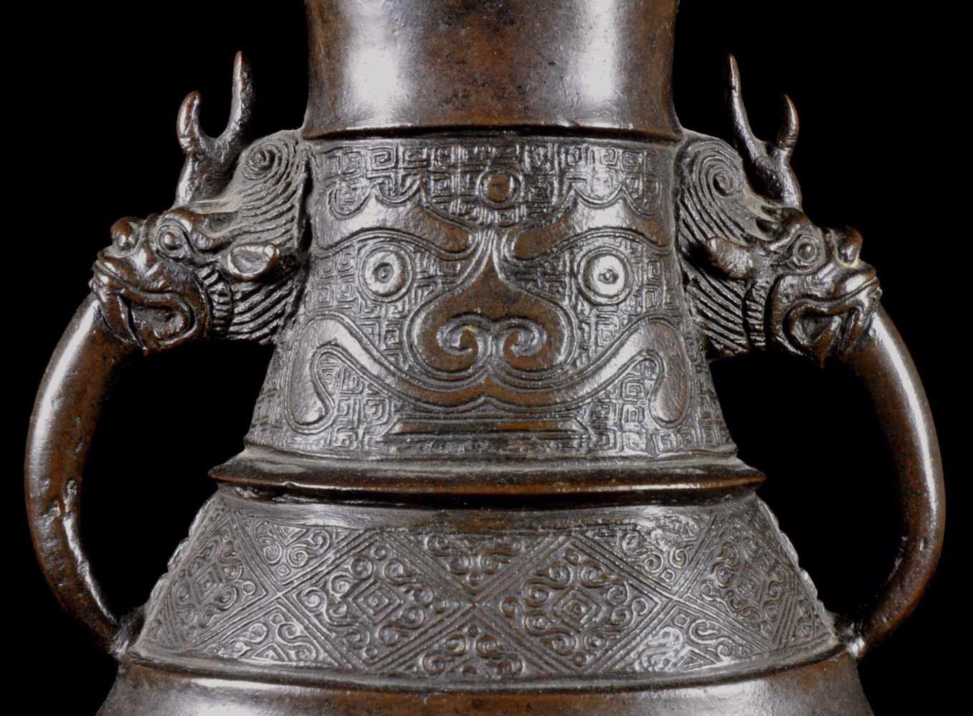 A LARGE CHINESE BRONZE DRAGON-HANDLED VASE, BETWEEN SONG AND EARLY MING DYNASTY, 12TH – 14TH - Bild 2 aus 15