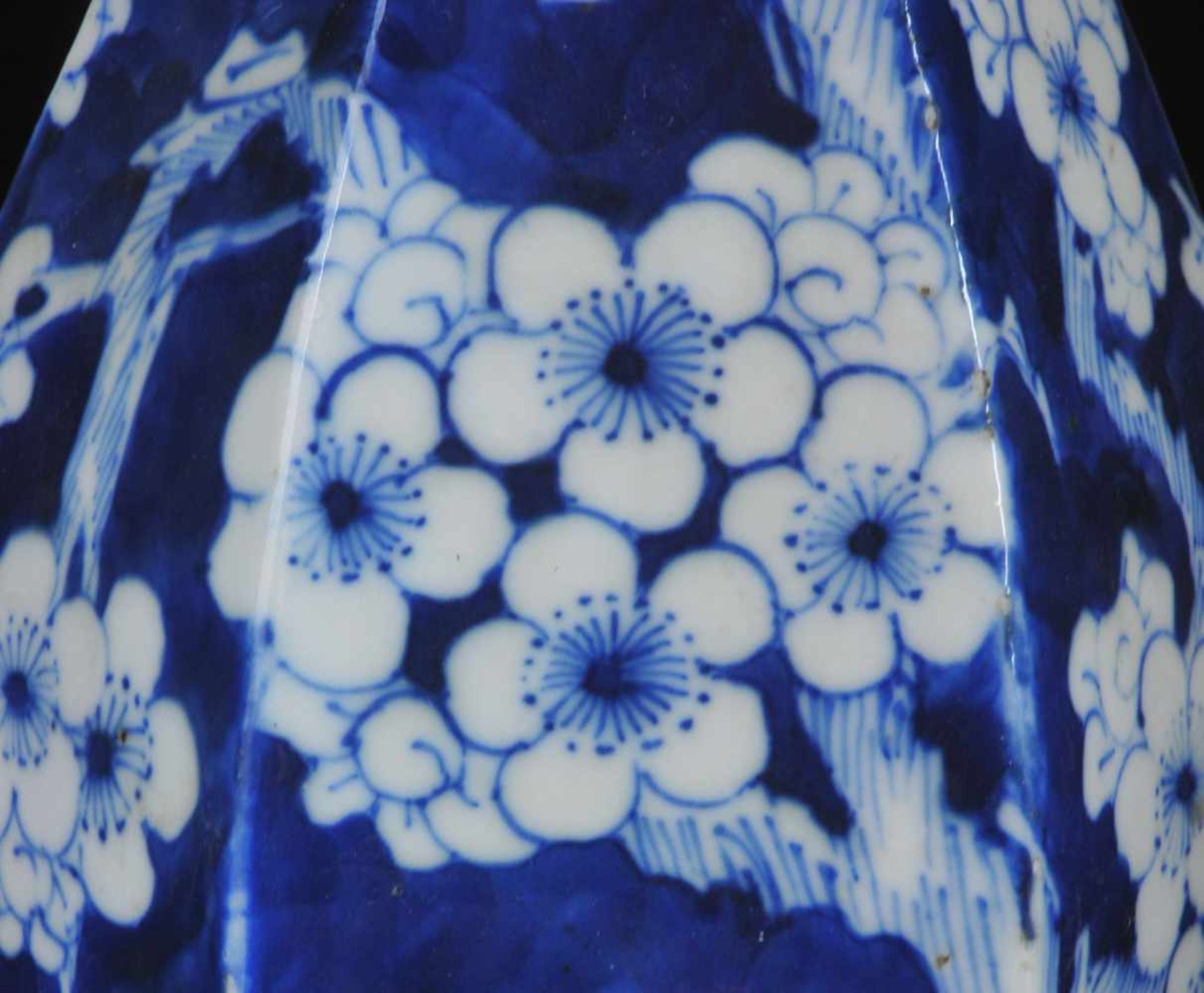 A CHINESE BLUE AND WHITE PORCELAIN HEXAGONAL VASE WITH QIANLONG APOCRYPHAL REIGN MARK, LATE QING, - Bild 14 aus 14