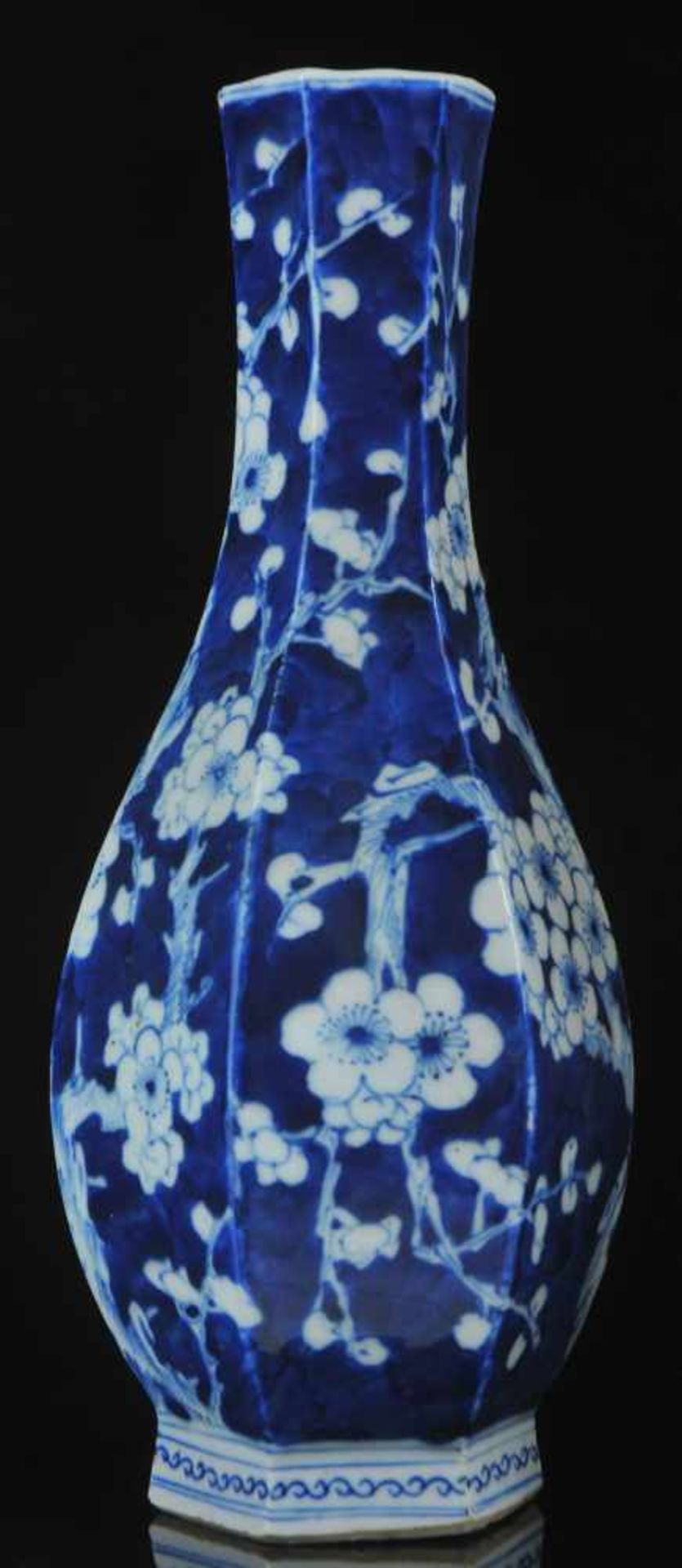 A CHINESE BLUE AND WHITE PORCELAIN HEXAGONAL VASE WITH QIANLONG APOCRYPHAL REIGN MARK, LATE QING, - Bild 10 aus 14