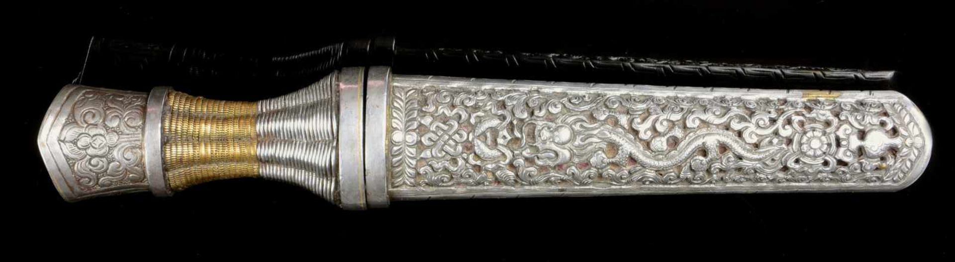 A TIBETAN DAGGER, 19TH CENTURY Origin: Tibet, 19th century. Blade: short single edged blade with two