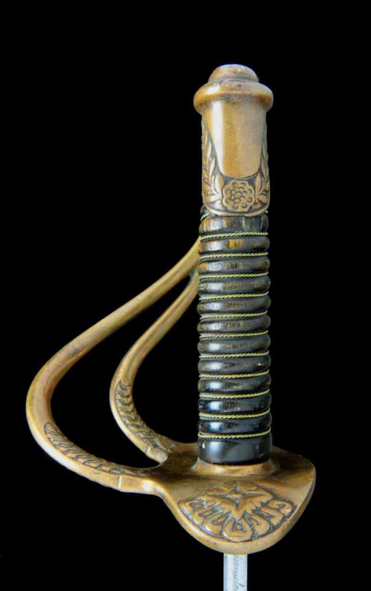 A FRENCH LIGHT CAVALRY OFFICER’S SABER M1822, MODIFIED 1899. FRANCE, CHATTELERAULT, 1916. Sabre d’ - Bild 2 aus 12