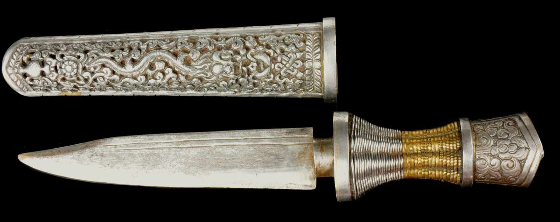 A TIBETAN DAGGER, 19TH CENTURY Origin: Tibet, 19th century. Blade: short single edged blade with two - Bild 4 aus 10