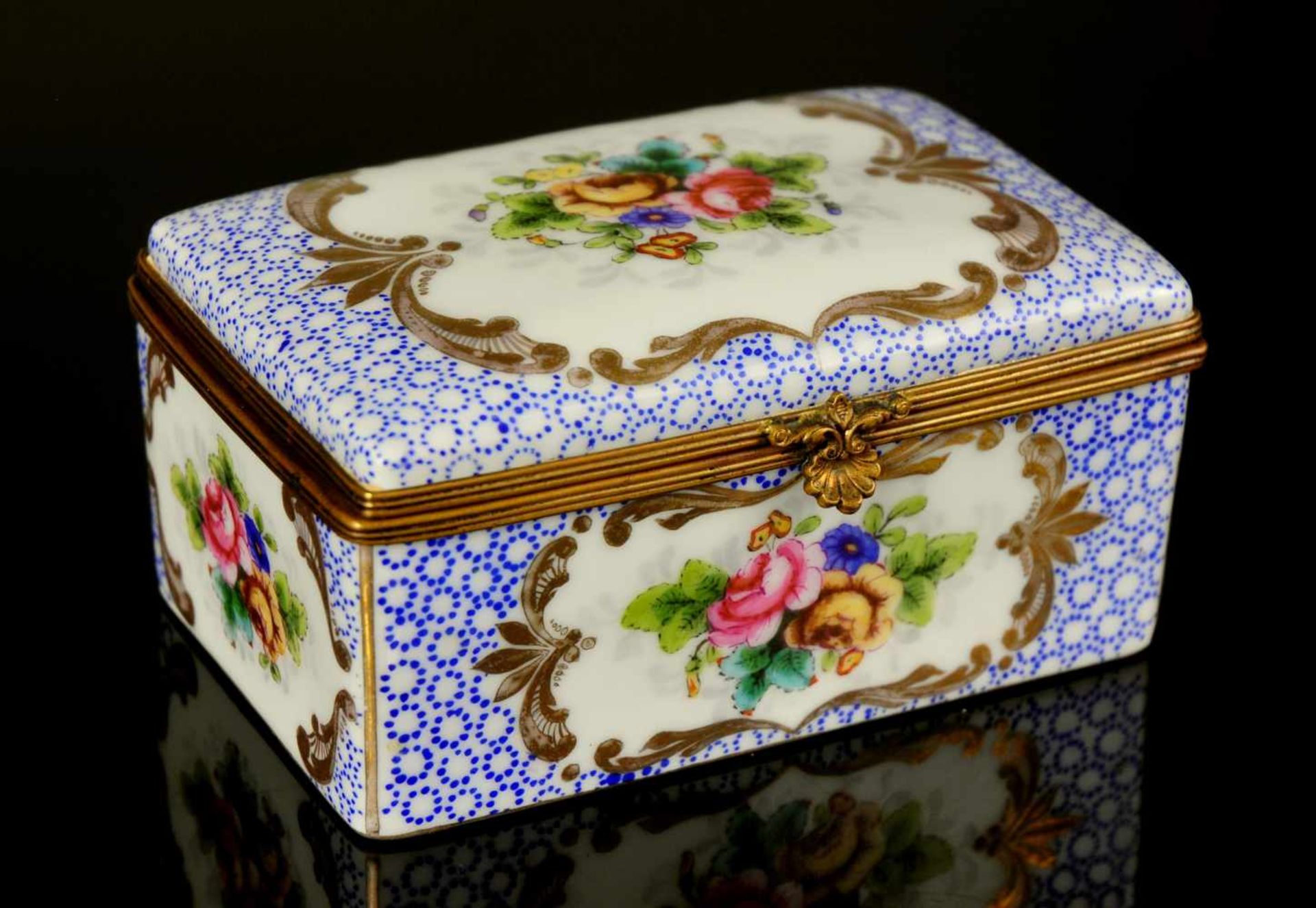 GERMANY, MID-18TH CENTURY PORCELAIN SNUFF BOX WITH GILT BRONZE MOUNTS, HAND PAINTED DECORATION. - Bild 2 aus 8