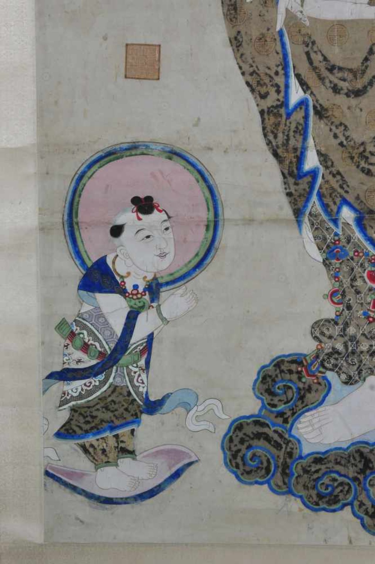A LARGE CHINESE EMBROIDERED AND PAINTED WATER MOON GUANYIN (水月觀音圖) SCROLL. CHINA, QING - Bild 9 aus 13