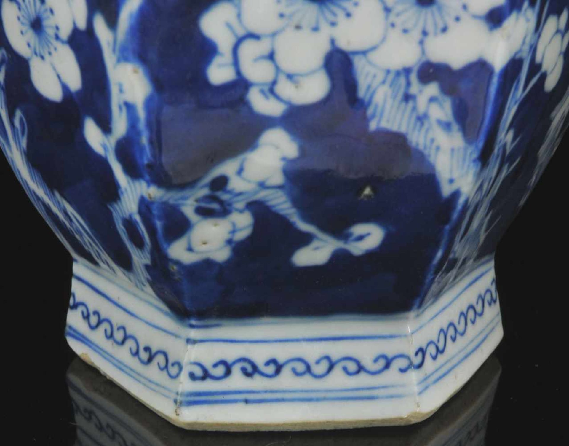 A CHINESE BLUE AND WHITE PORCELAIN HEXAGONAL VASE WITH QIANLONG APOCRYPHAL REIGN MARK, LATE QING, - Bild 4 aus 14