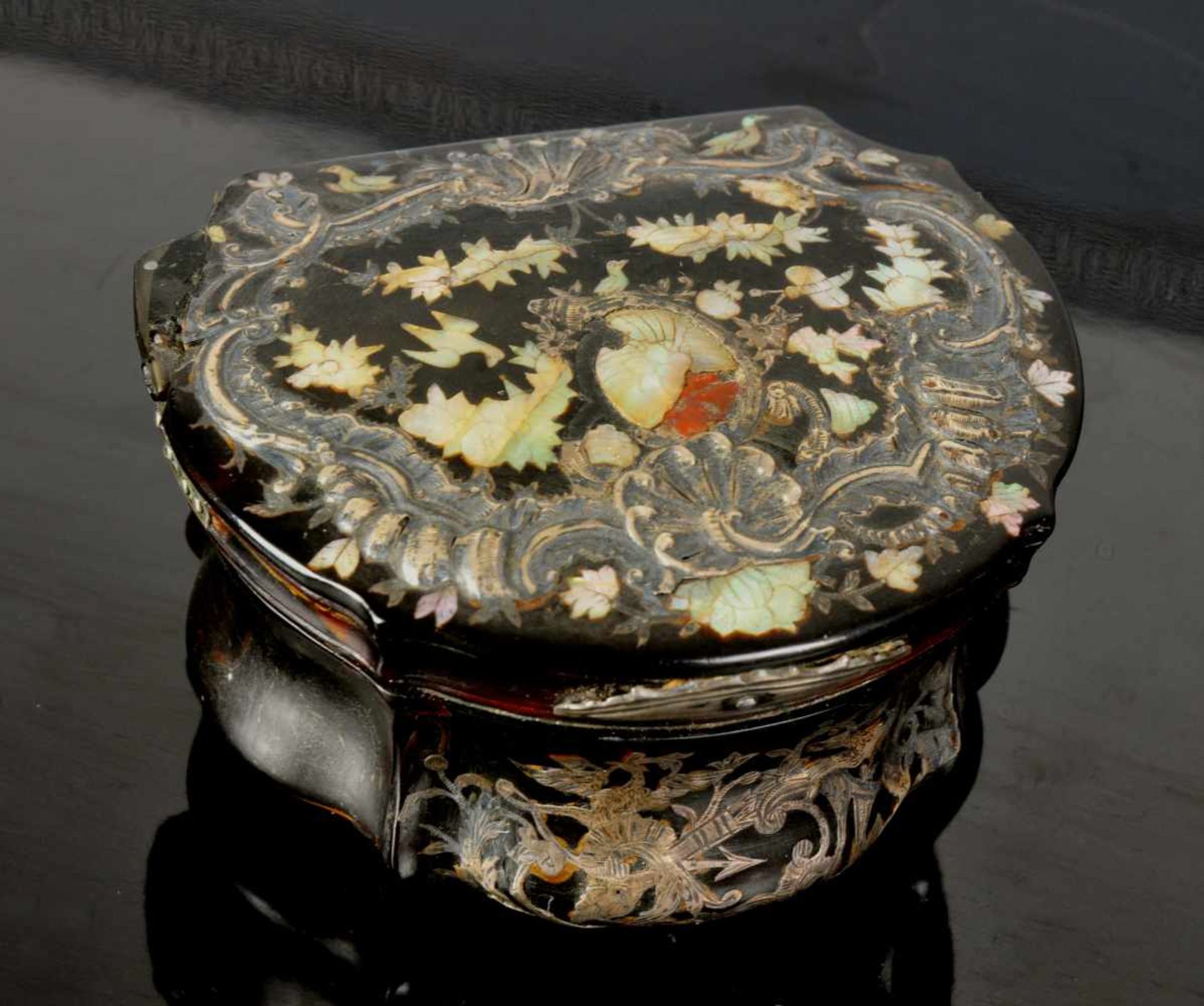 AN EARLY 18TH CENTURY TORTOISESHELL SNUFF BOX INLAID WITH MOTHER-OF-PEARL, WESTERN EUROPE.Origin: