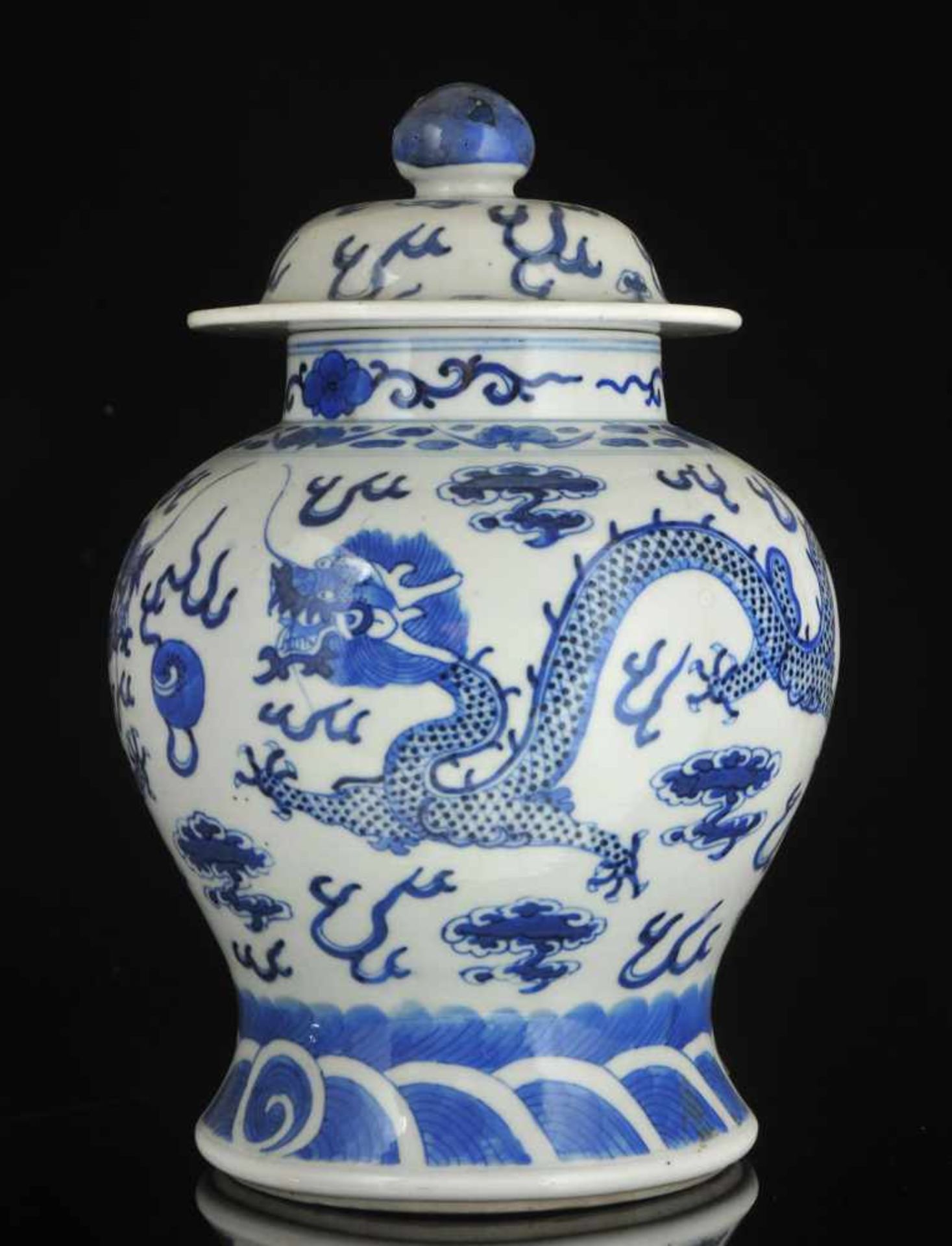 A CHINESE BLUE AND WHITE “DRAGON” JAR AND COVER, QING DYNASTY, GUANGXU PERIOD, LATE 19TH CENTURY, - Bild 3 aus 10