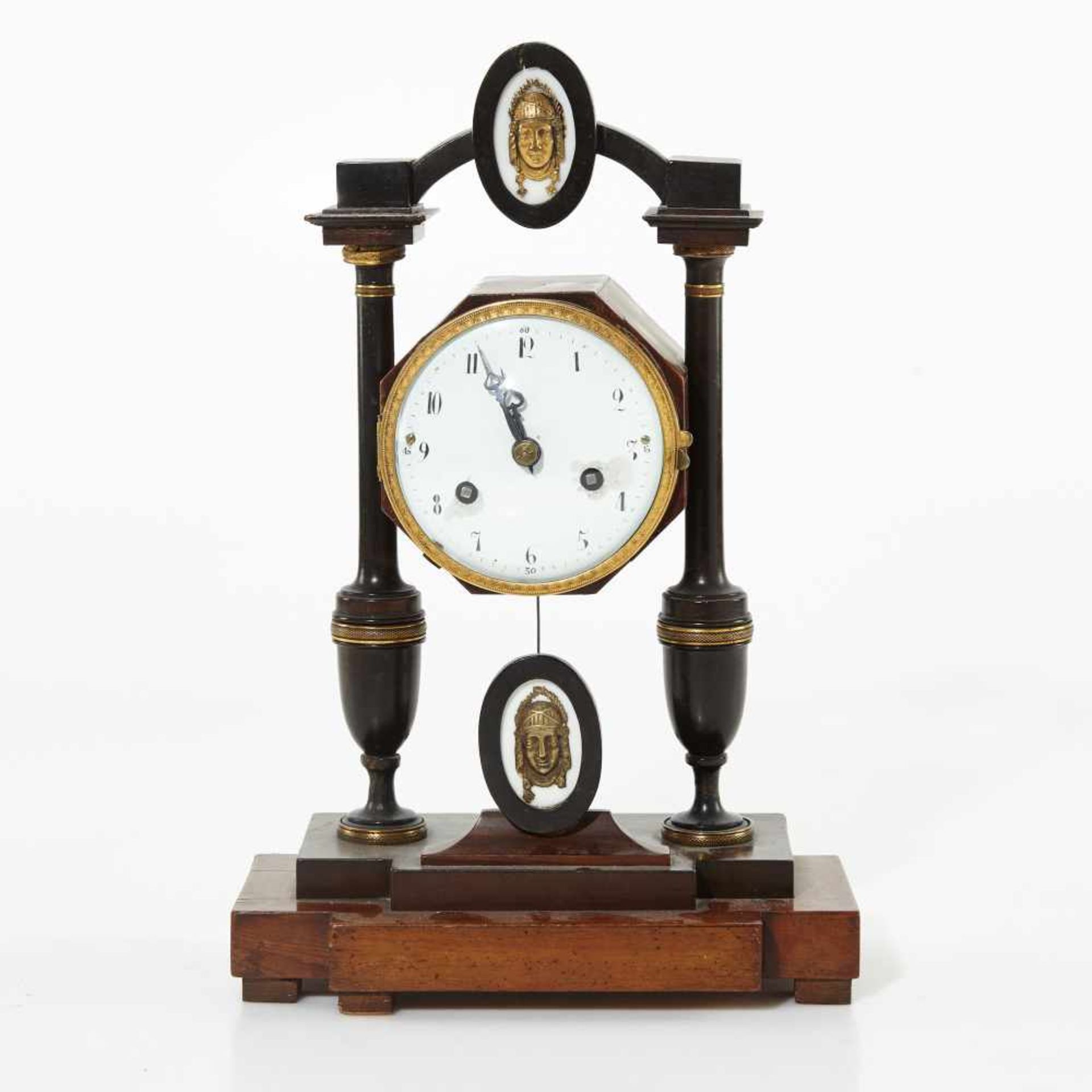 AN AUSTRIAN EMPIRE / BIEDERMEIER MANTEL CLOCK, MAHOGANY VENEERED WITH GILT BRONZE MOUNTS. AUSTRIA,