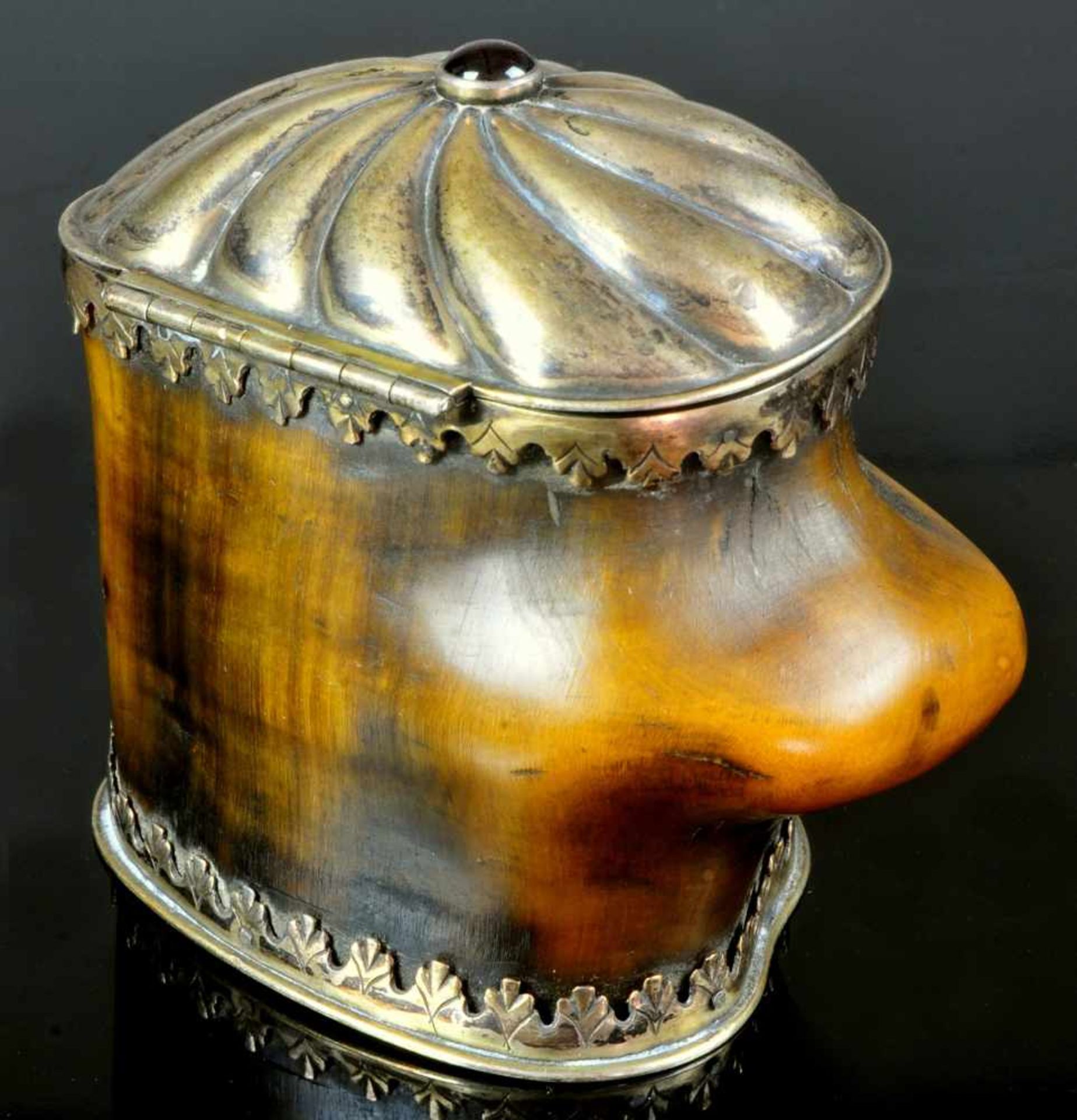 A GERMAN SILVER MOUNTED SNUFF BOX OF STEINBOCK HORN, MID TO LATE 18TH CENTURY.Origin: Germany, - Bild 4 aus 11