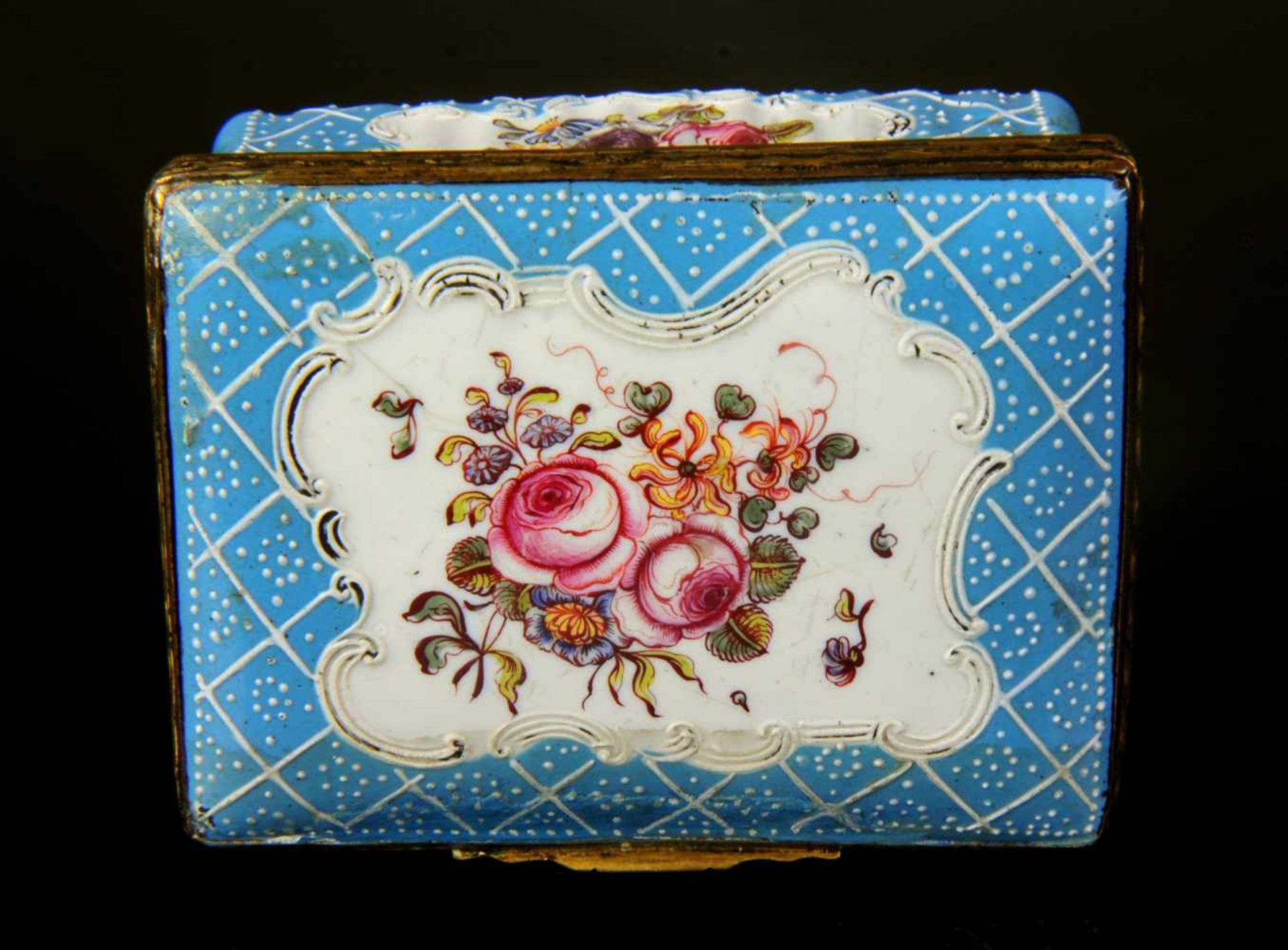 GERMANY, SMALL MID-18TH CENTURY ENAMEL SNUFF BOX WITH GILT BRONZE MOUNTS, HAND PAINTED DECORATION. - Bild 9 aus 10