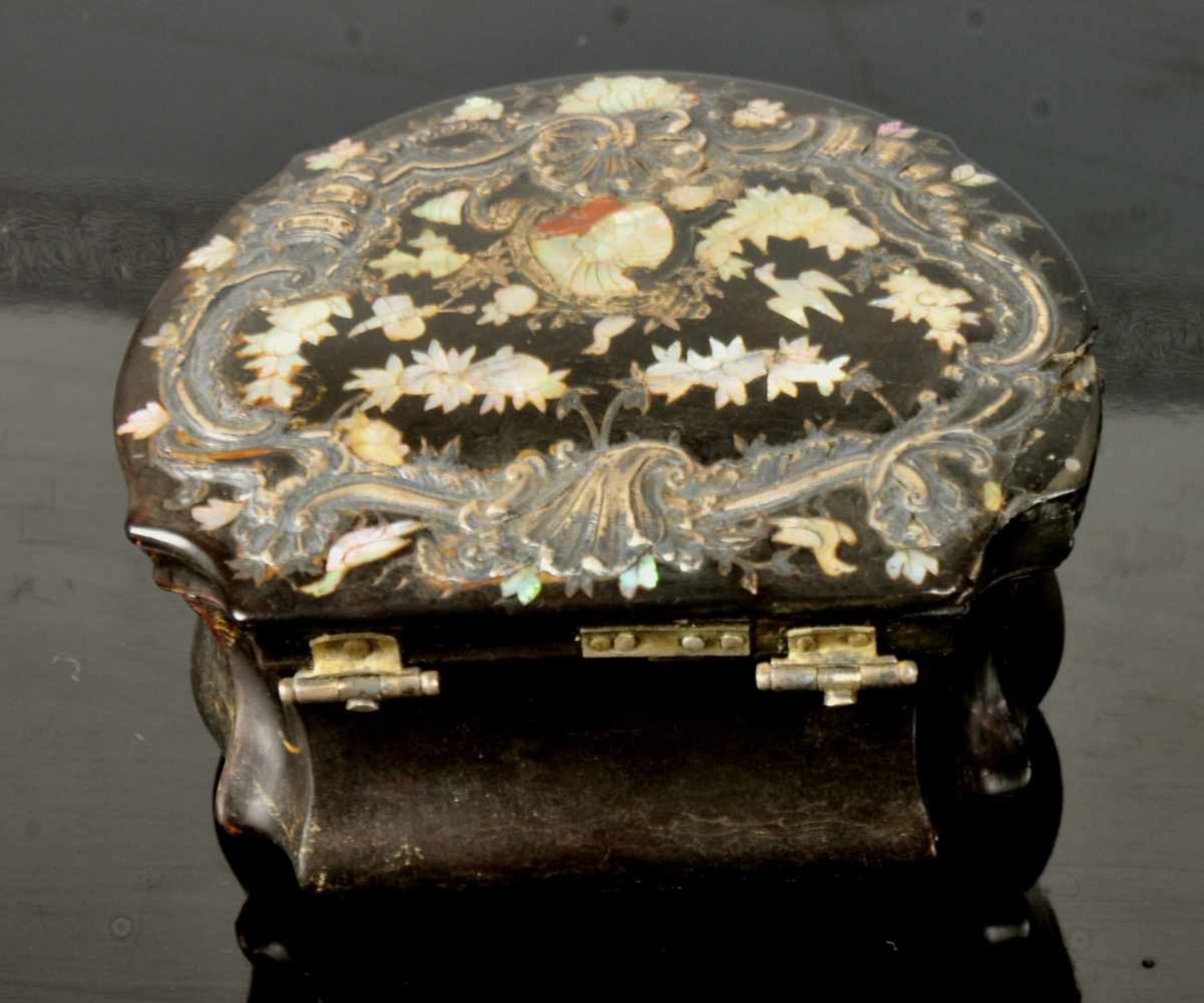 AN EARLY 18TH CENTURY TORTOISESHELL SNUFF BOX INLAID WITH MOTHER-OF-PEARL, WESTERN EUROPE.Origin: - Bild 8 aus 11