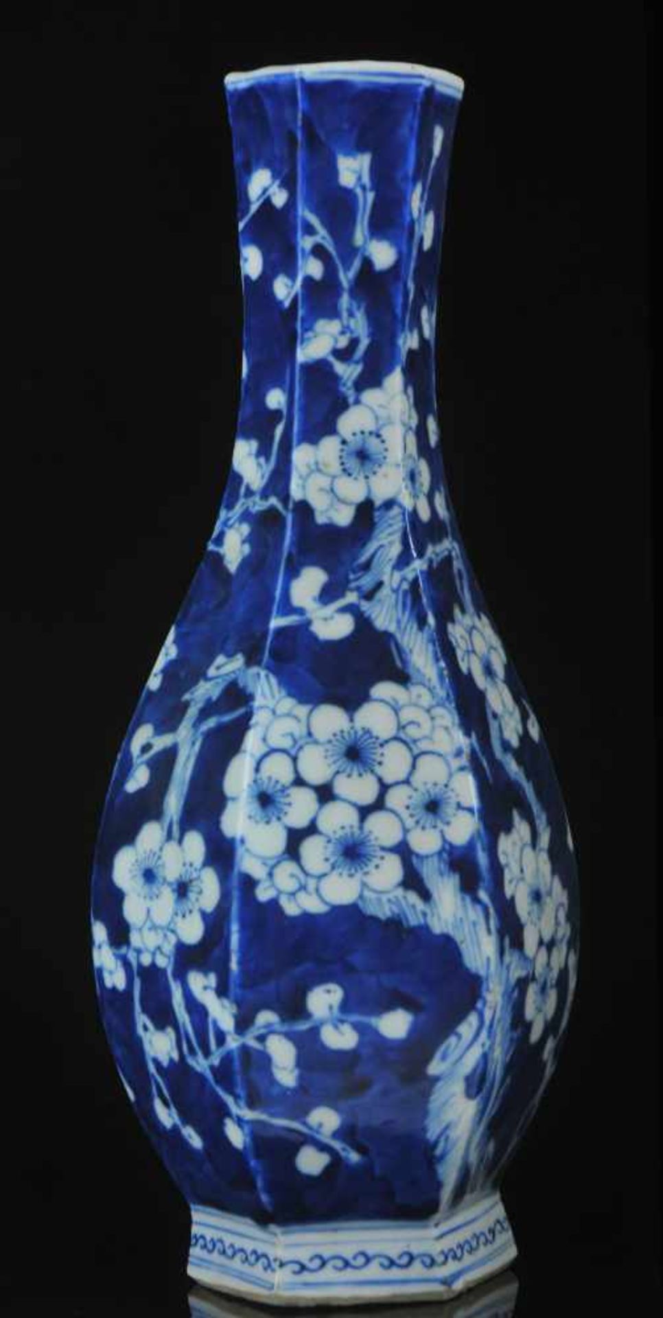 A CHINESE BLUE AND WHITE PORCELAIN HEXAGONAL VASE WITH QIANLONG APOCRYPHAL REIGN MARK, LATE QING, - Bild 9 aus 14