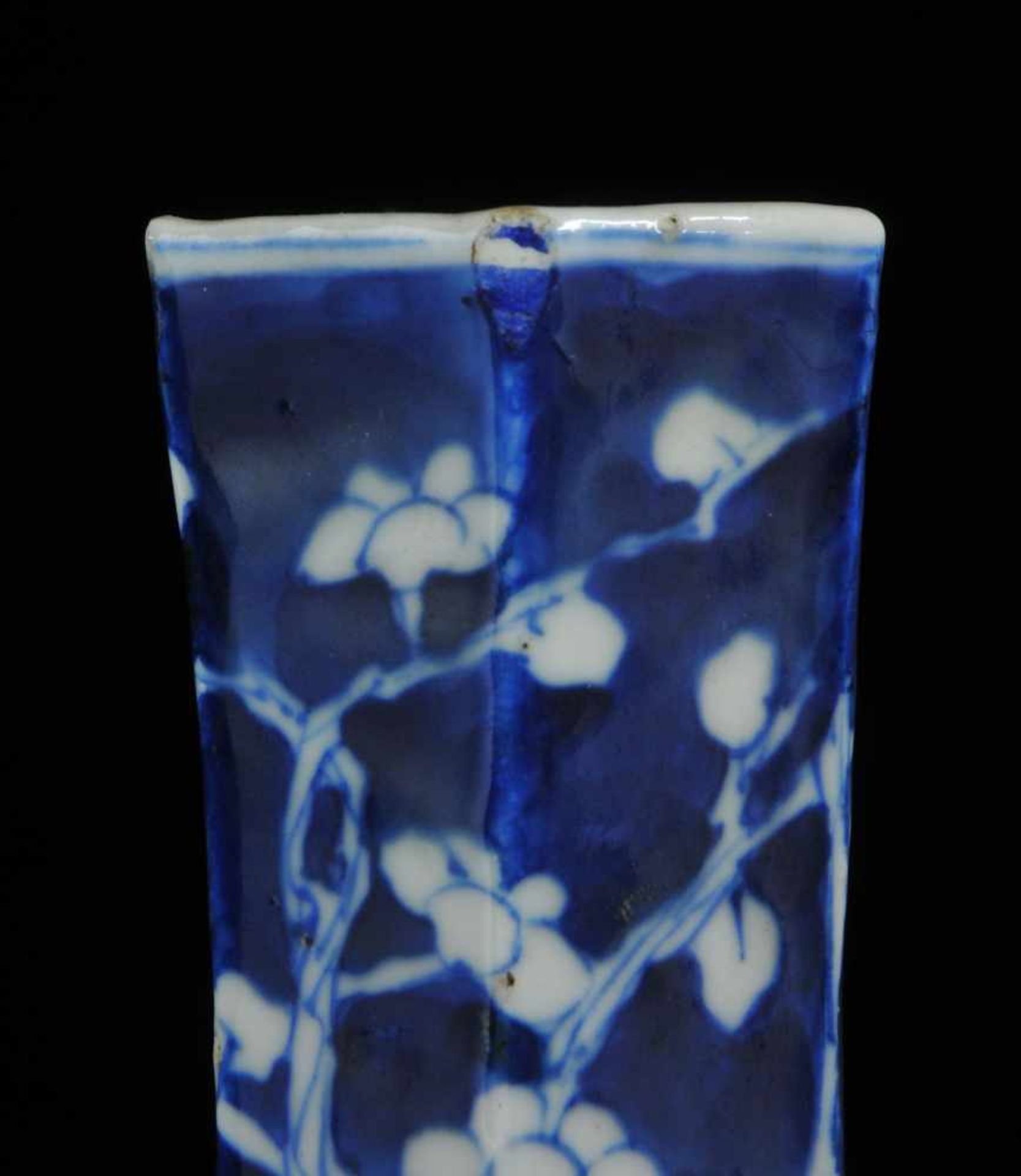 A CHINESE BLUE AND WHITE PORCELAIN HEXAGONAL VASE WITH QIANLONG APOCRYPHAL REIGN MARK, LATE QING, - Bild 6 aus 14