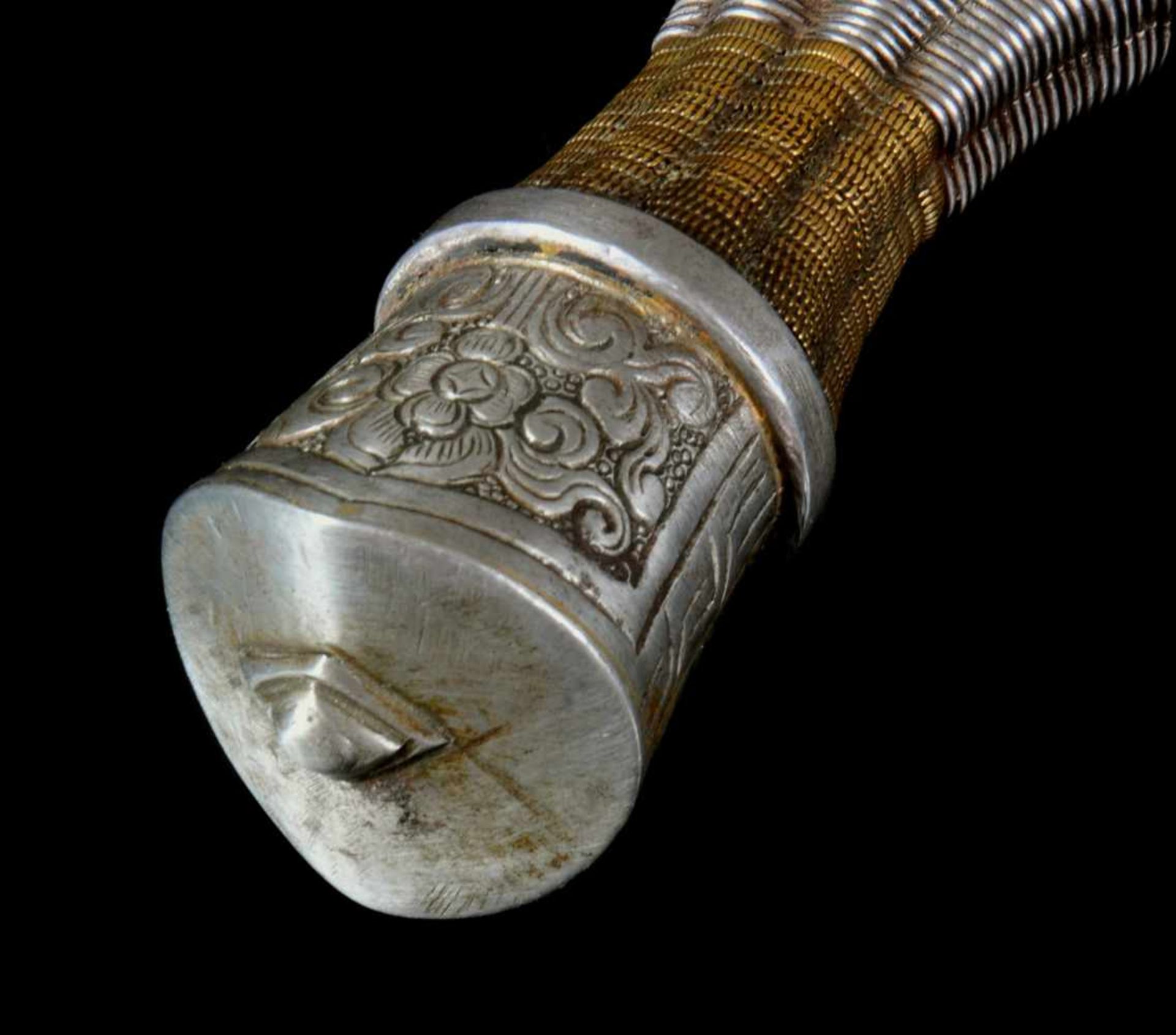 A TIBETAN DAGGER, 19TH CENTURY Origin: Tibet, 19th century. Blade: short single edged blade with two - Bild 10 aus 10