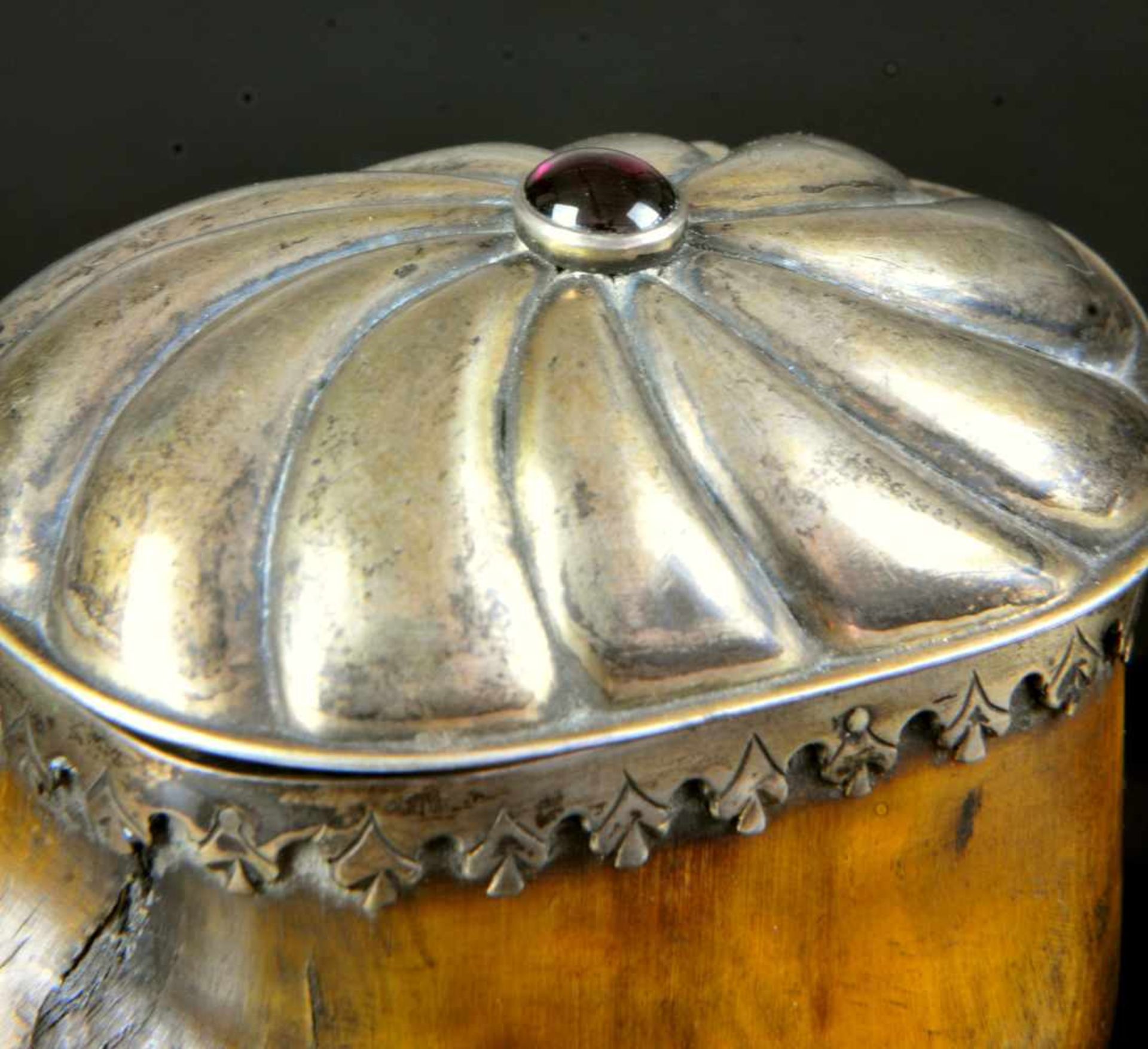 A GERMAN SILVER MOUNTED SNUFF BOX OF STEINBOCK HORN, MID TO LATE 18TH CENTURY.Origin: Germany, - Bild 2 aus 11