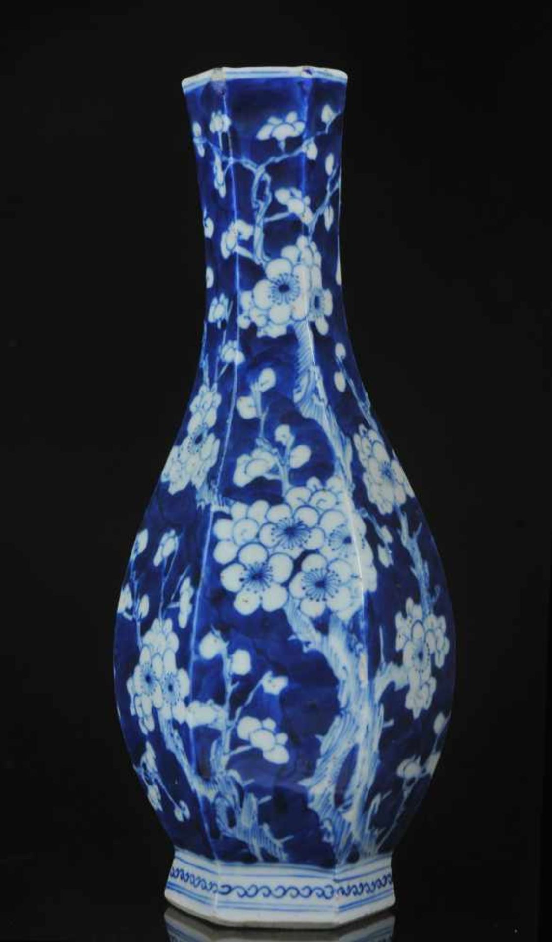 A CHINESE BLUE AND WHITE PORCELAIN HEXAGONAL VASE WITH QIANLONG APOCRYPHAL REIGN MARK, LATE QING,