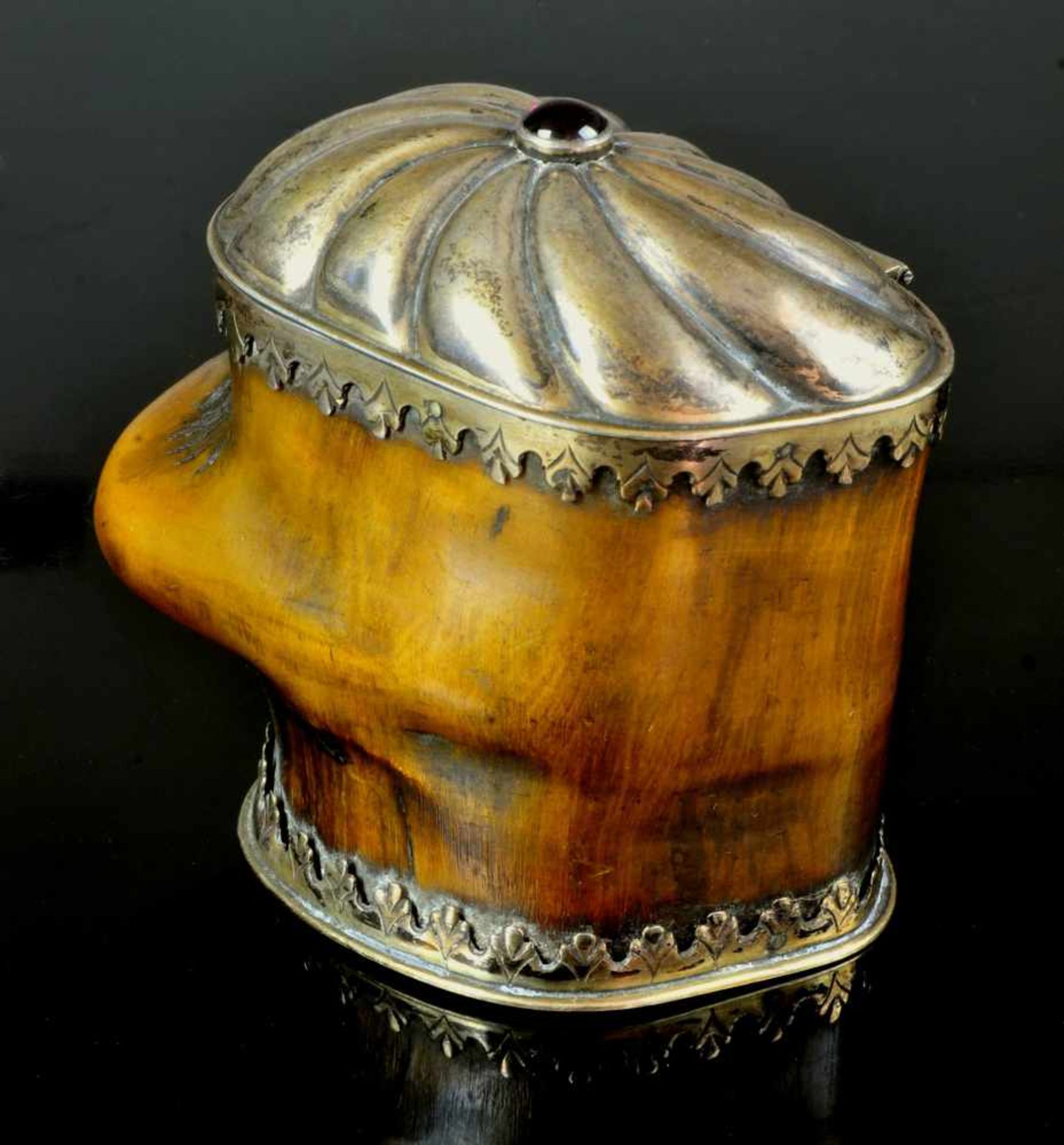 A GERMAN SILVER MOUNTED SNUFF BOX OF STEINBOCK HORN, MID TO LATE 18TH CENTURY.Origin: Germany, - Bild 7 aus 11