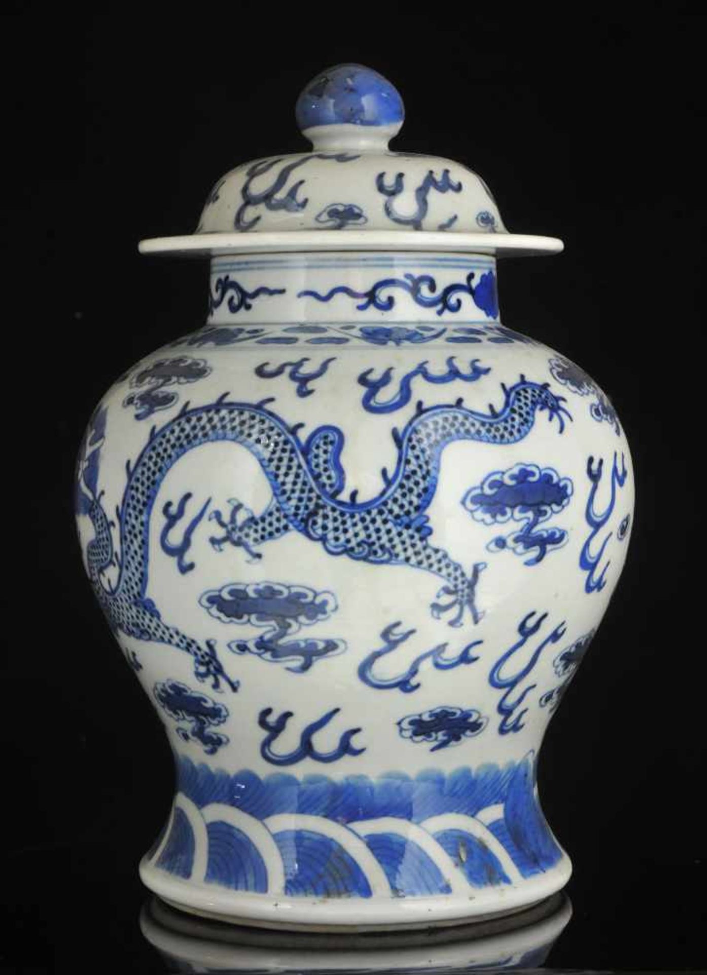 A CHINESE BLUE AND WHITE “DRAGON” JAR AND COVER, QING DYNASTY, GUANGXU PERIOD, LATE 19TH CENTURY, - Bild 4 aus 10