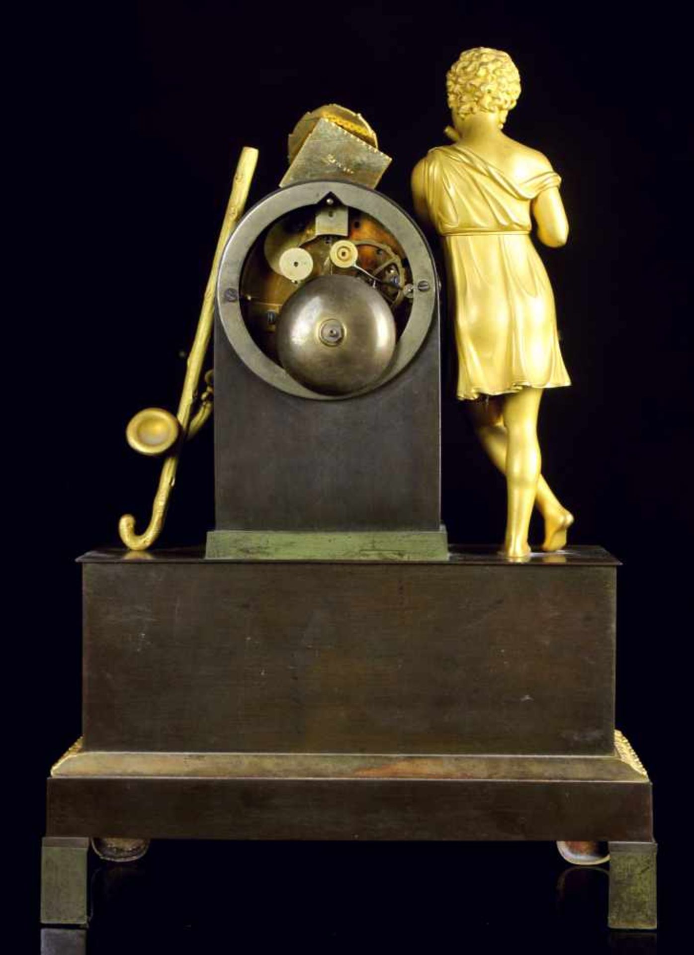 A GILT AND PATINATED BRONZE FIGURAL CLOCK, EMPIRE / RESTORATION PERIOD, FRANCE 1820-1825Origin: - Bild 6 aus 11