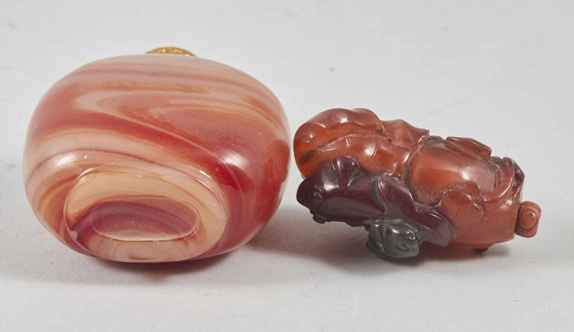 TWO CHINESE SNUFF BOTTLES IN AGATE, REPUBLICAN PERIOD AND LATER, 20TH CENTURY.A banded agate snuff - Bild 6 aus 6