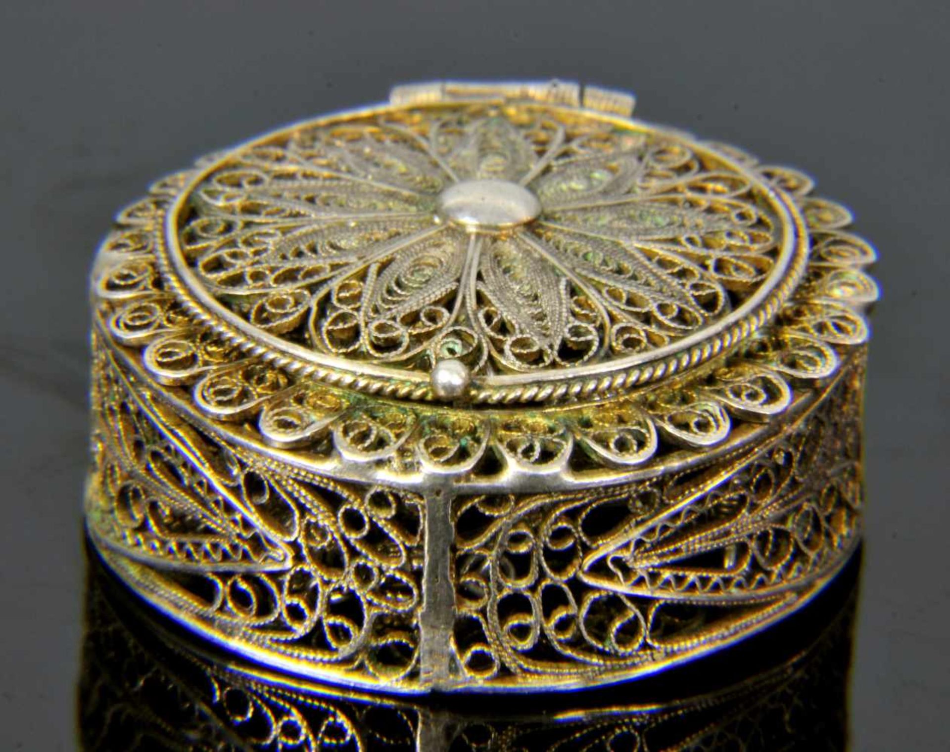 GOOD QUALITY SILVER FILIGREE BOX WITH A ROSARY, 800 STANDARD, 18TH CENTURY, WESTERN EUROPEOrigin: - Bild 2 aus 7