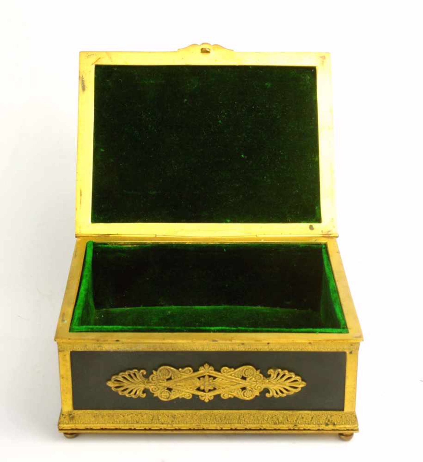 AN EMPIRE STYLE GILT AND PATINATED BRONZE JEWELRY BOX, LATE 19TH CENTURY.Origin: France. - Bild 4 aus 12