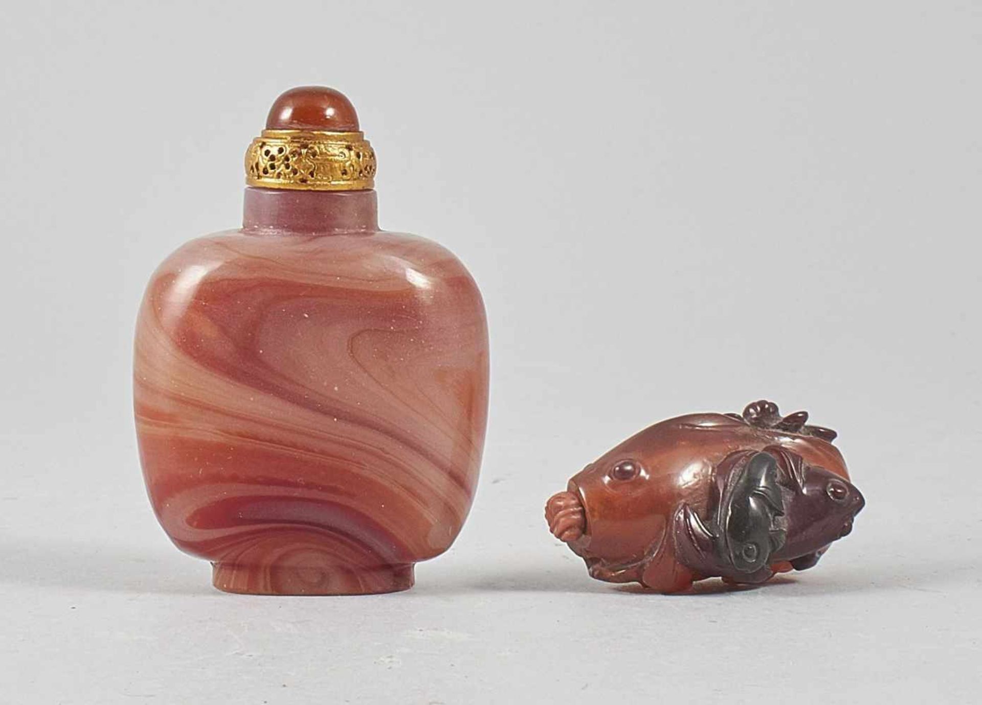 TWO CHINESE SNUFF BOTTLES IN AGATE, REPUBLICAN PERIOD AND LATER, 20TH CENTURY.A banded agate snuff