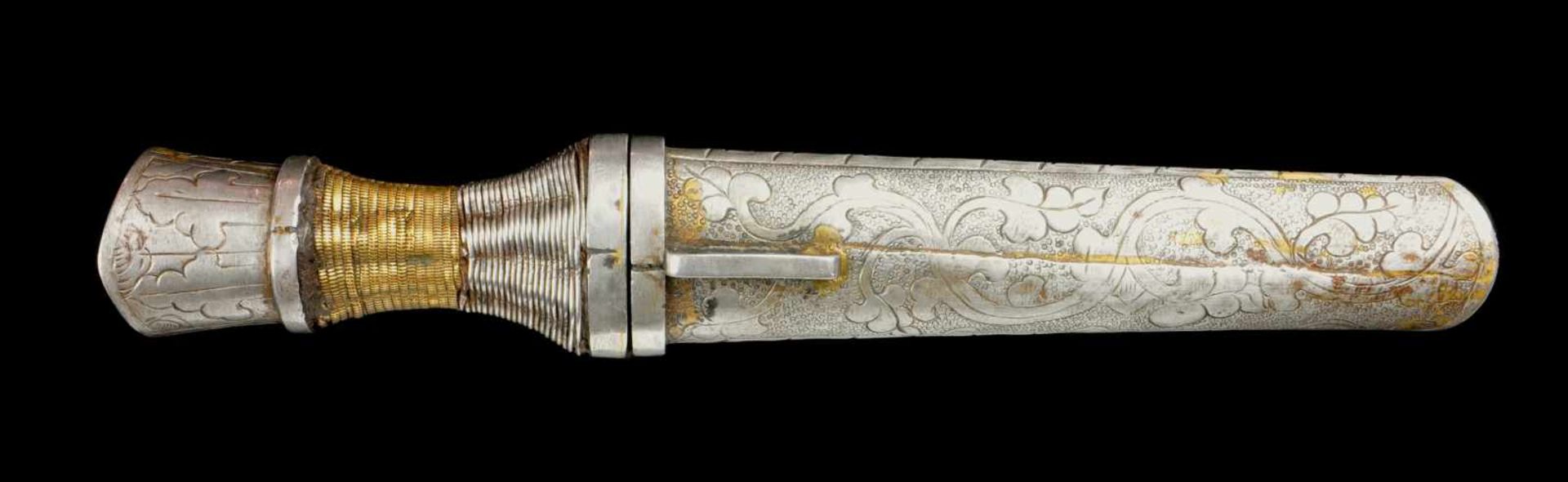 A TIBETAN DAGGER, 19TH CENTURY Origin: Tibet, 19th century. Blade: short single edged blade with two - Bild 3 aus 10