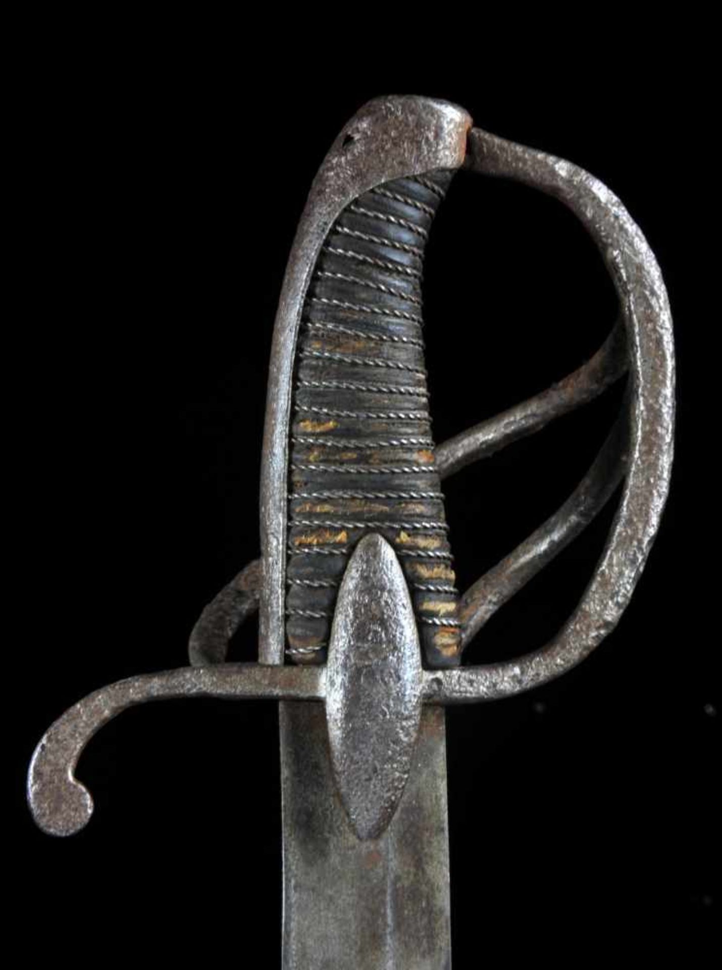 A FRENCH EMPIRE PERIOD LIGHT CAVALRY SWORD IN IRON. FRANCE, EARLY 19TH CENTURY. Origin: France, - Bild 5 aus 9