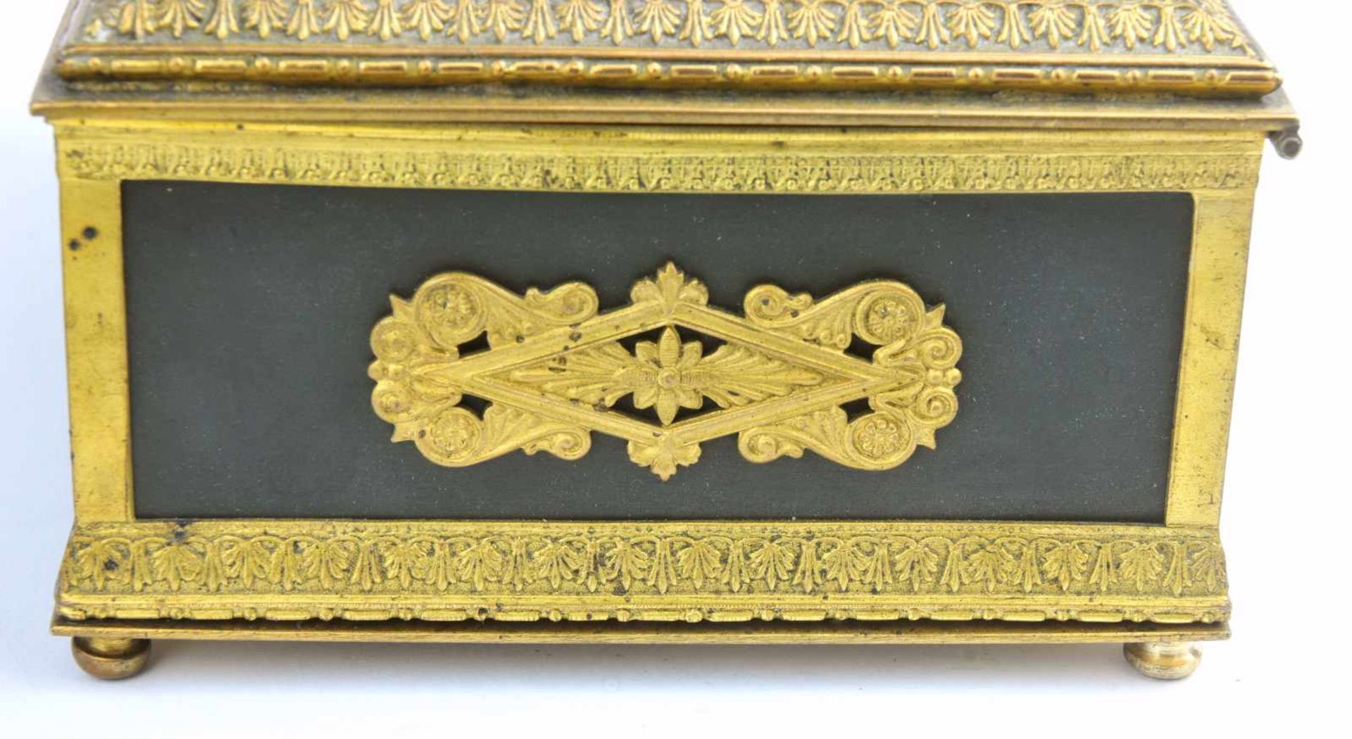 AN EMPIRE STYLE GILT AND PATINATED BRONZE JEWELRY BOX, LATE 19TH CENTURY.Origin: France. - Bild 7 aus 12