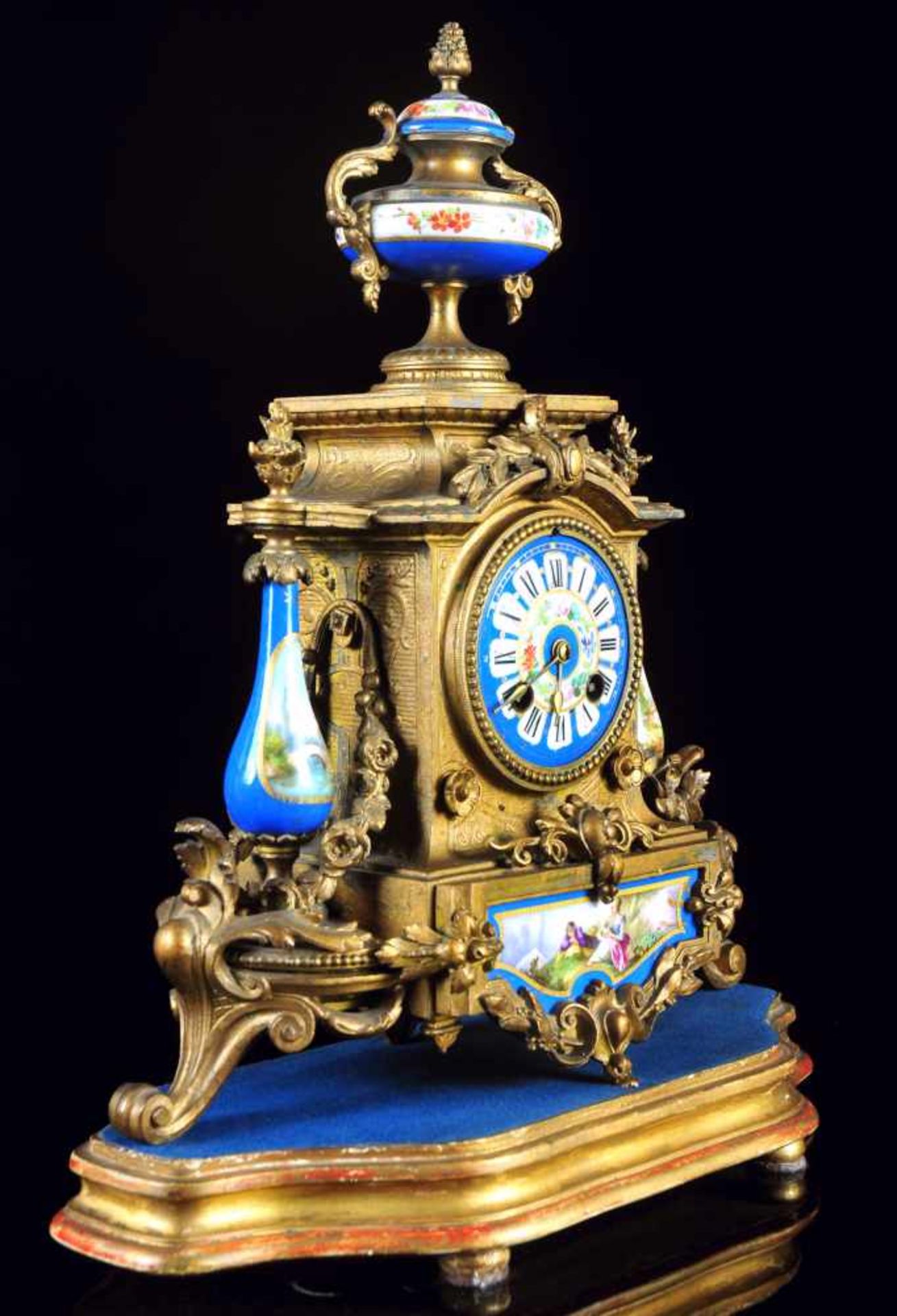 A GILT SPELTER AND SEVRES STYLE APPLIQUÉS CHIMNEY GARNITURE CONSISTING OF CLOCK, TWO CANDELABRAS AND - Bild 14 aus 20