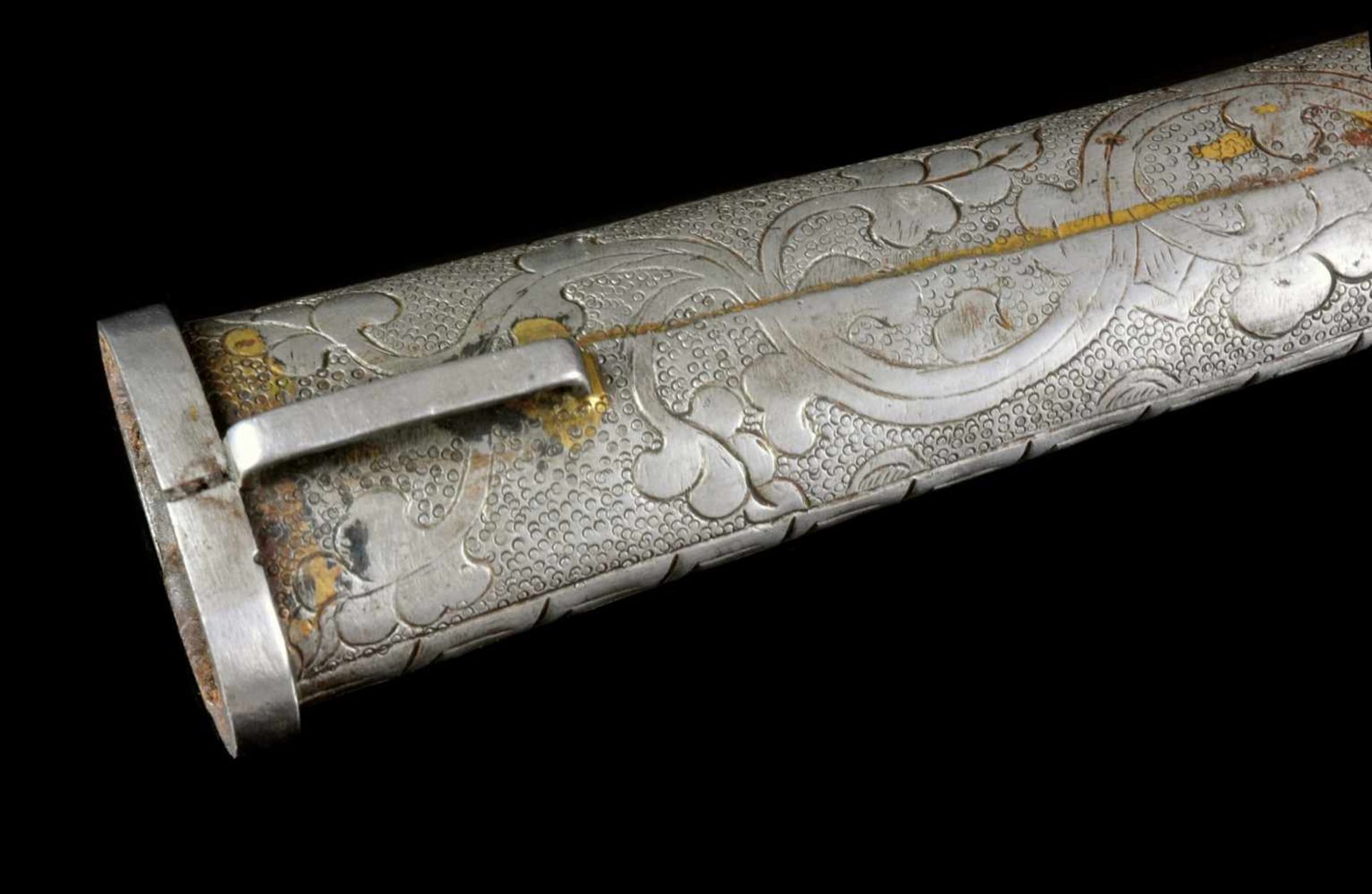 A TIBETAN DAGGER, 19TH CENTURY Origin: Tibet, 19th century. Blade: short single edged blade with two - Bild 2 aus 10