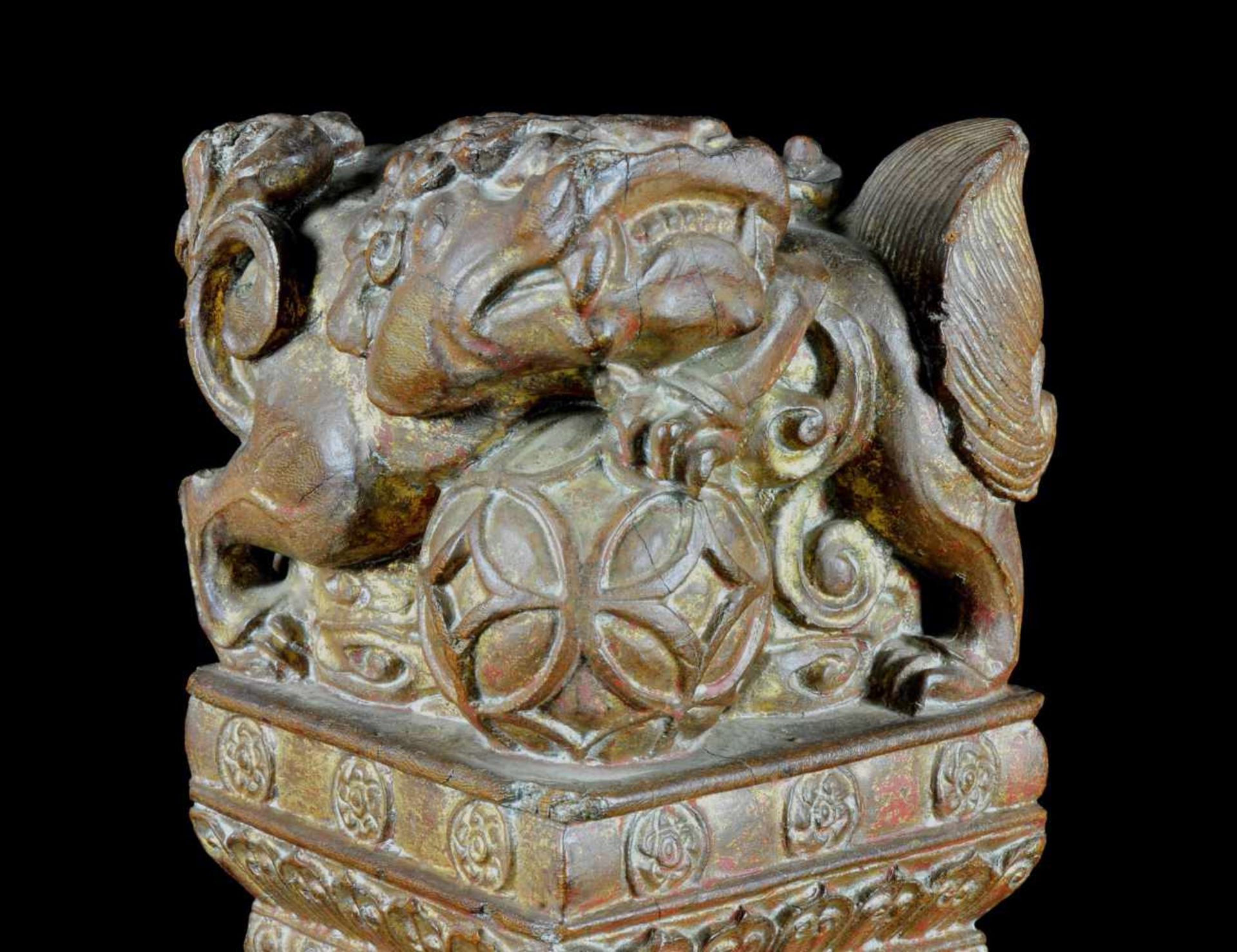 A CHINESE GILT WOOD SCULPTURE OF FOO DOGS. LATE MING DYNASTY. CHINA, 16-17TH CENTURYOrigin: China, - Bild 4 aus 19