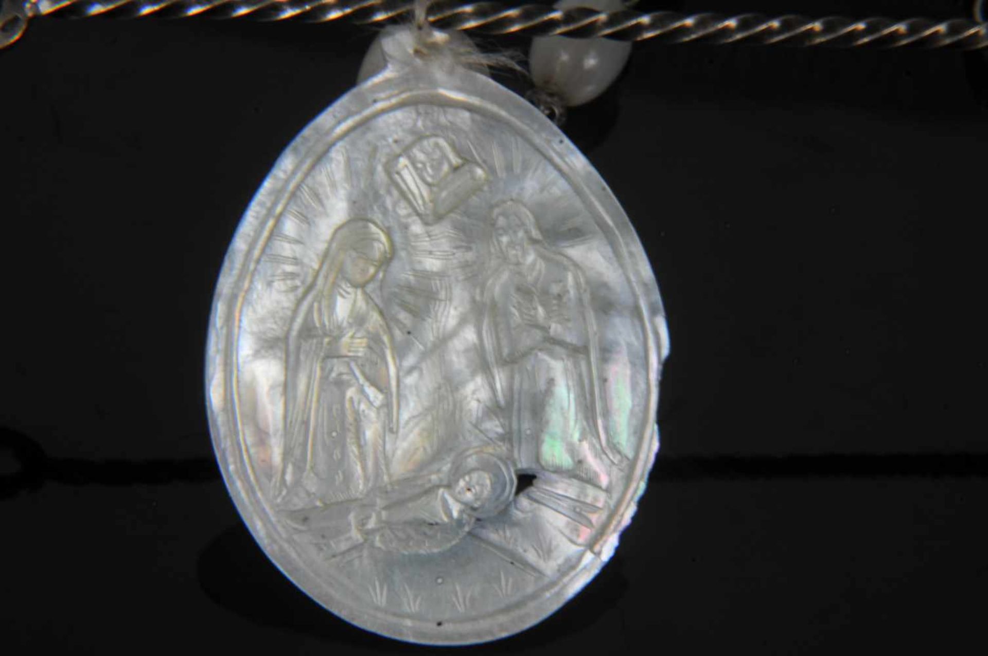 SILVER, PEARL AND MOTHER OF PEARL PENDANT WITH THE HOLY FAMILY. 18TH CENTURY, CENTRAL EUROPE.Origin: - Bild 3 aus 7