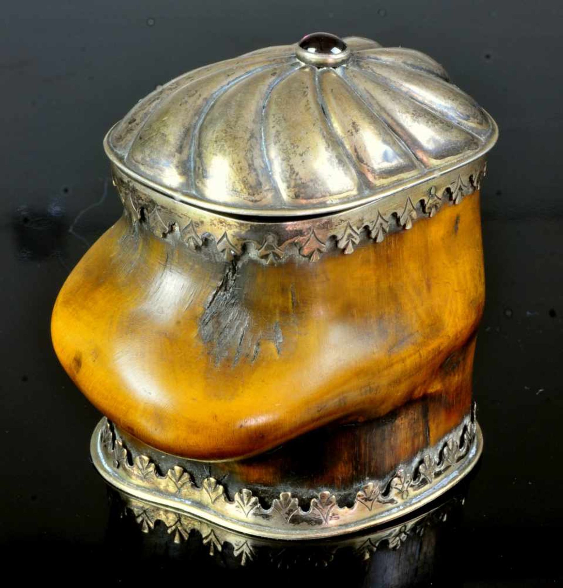 A GERMAN SILVER MOUNTED SNUFF BOX OF STEINBOCK HORN, MID TO LATE 18TH CENTURY.Origin: Germany,