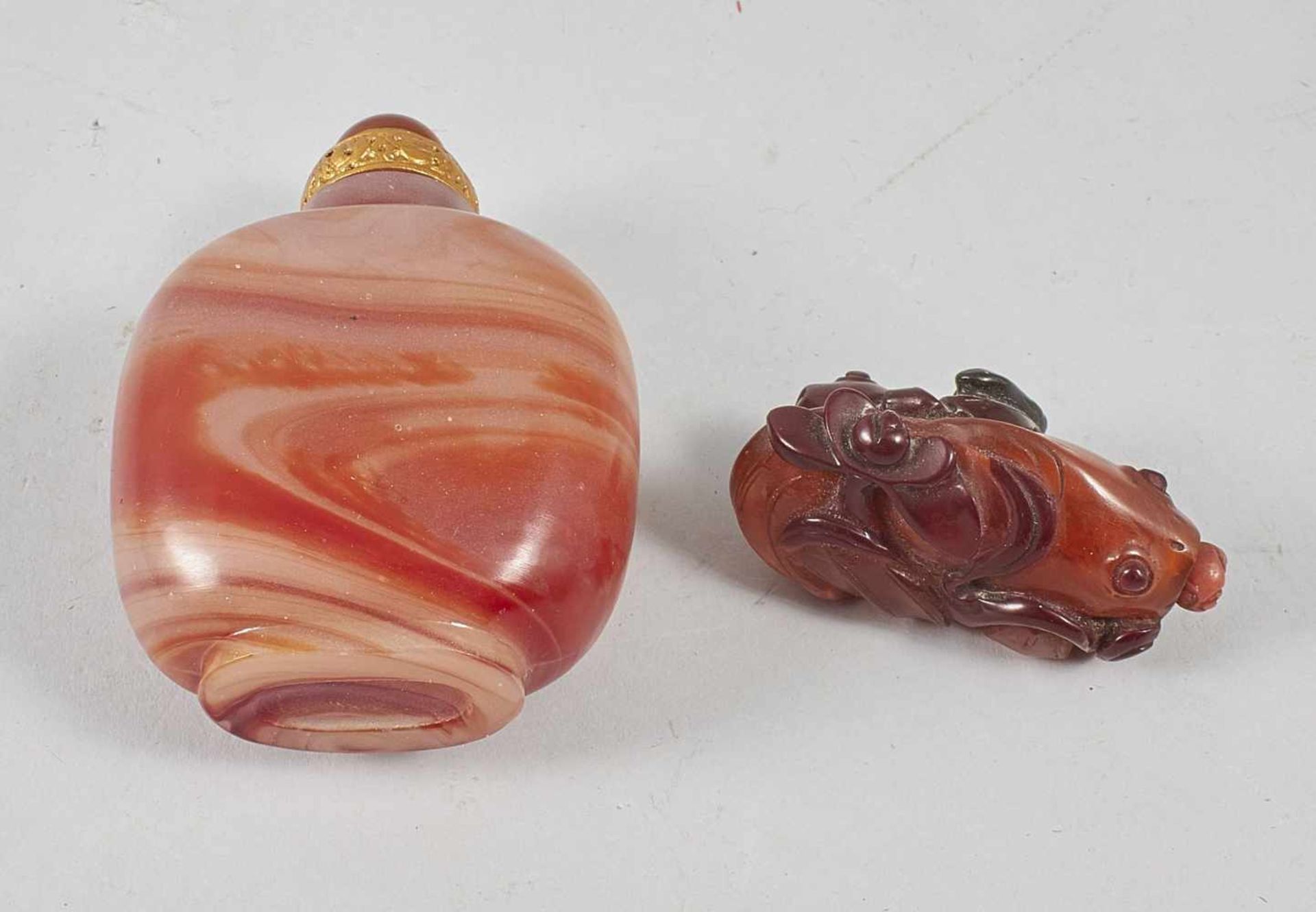 TWO CHINESE SNUFF BOTTLES IN AGATE, REPUBLICAN PERIOD AND LATER, 20TH CENTURY.A banded agate snuff - Bild 5 aus 6