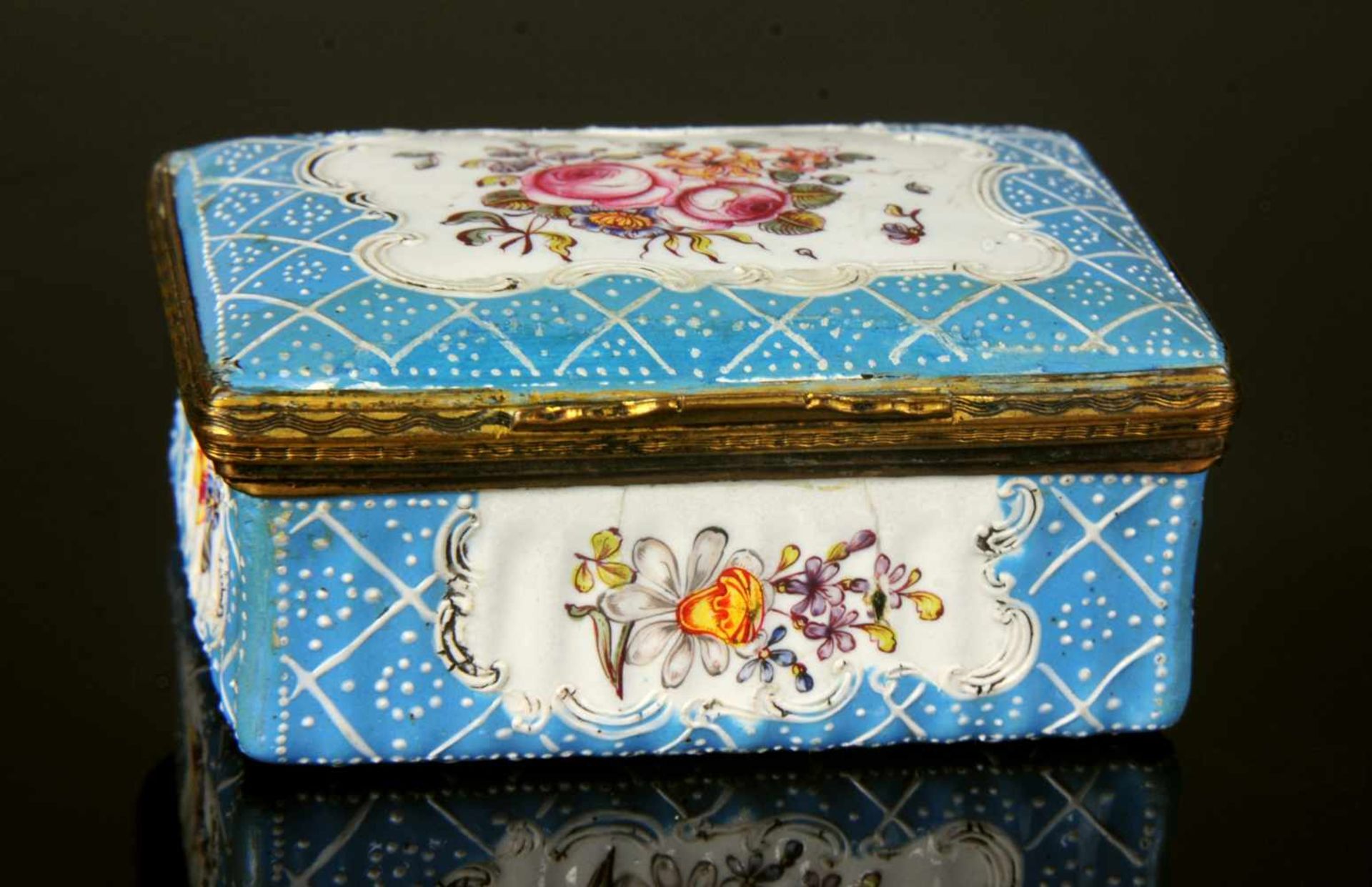 GERMANY, SMALL MID-18TH CENTURY ENAMEL SNUFF BOX WITH GILT BRONZE MOUNTS, HAND PAINTED DECORATION. - Bild 2 aus 10