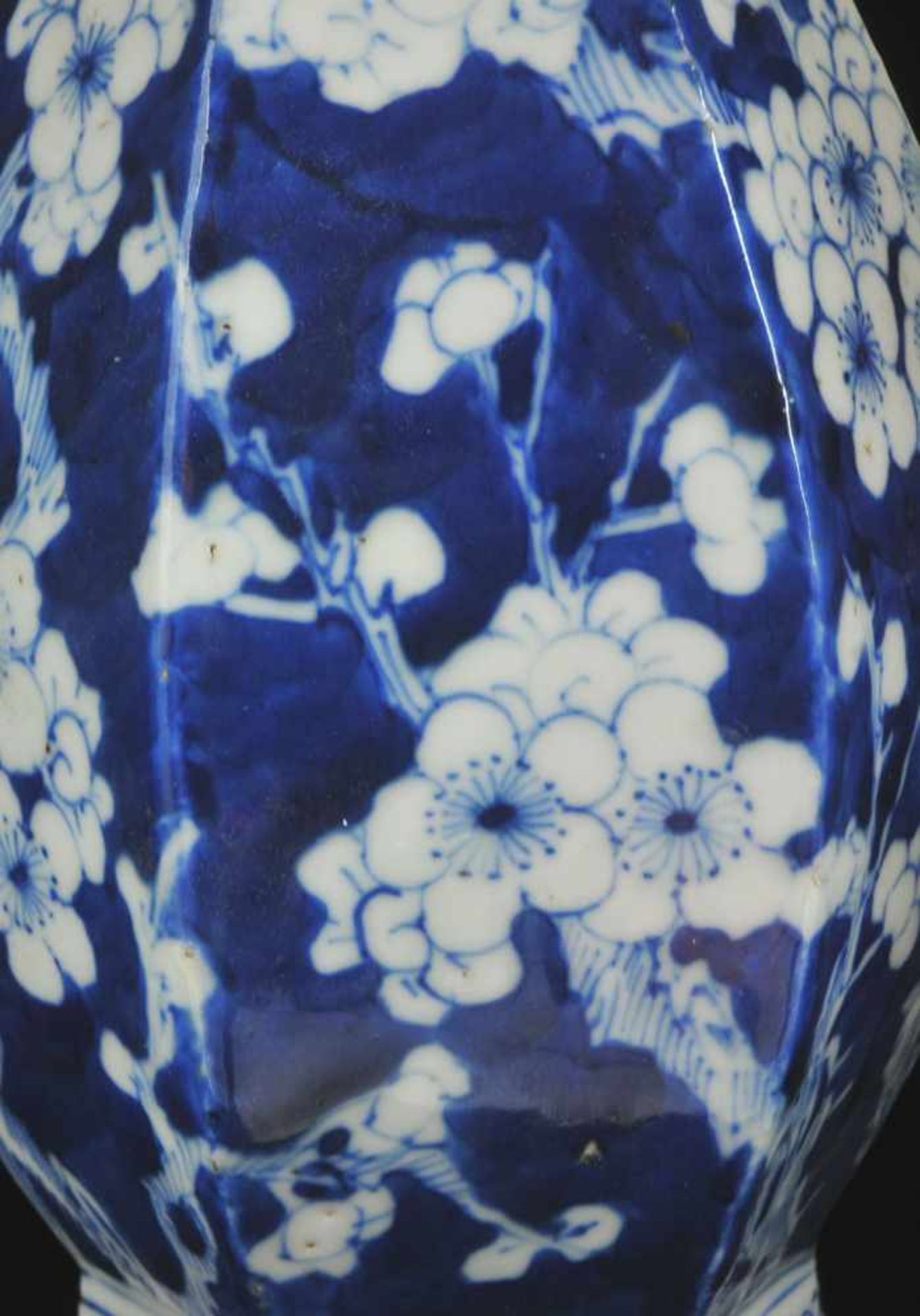 A CHINESE BLUE AND WHITE PORCELAIN HEXAGONAL VASE WITH QIANLONG APOCRYPHAL REIGN MARK, LATE QING, - Bild 3 aus 14