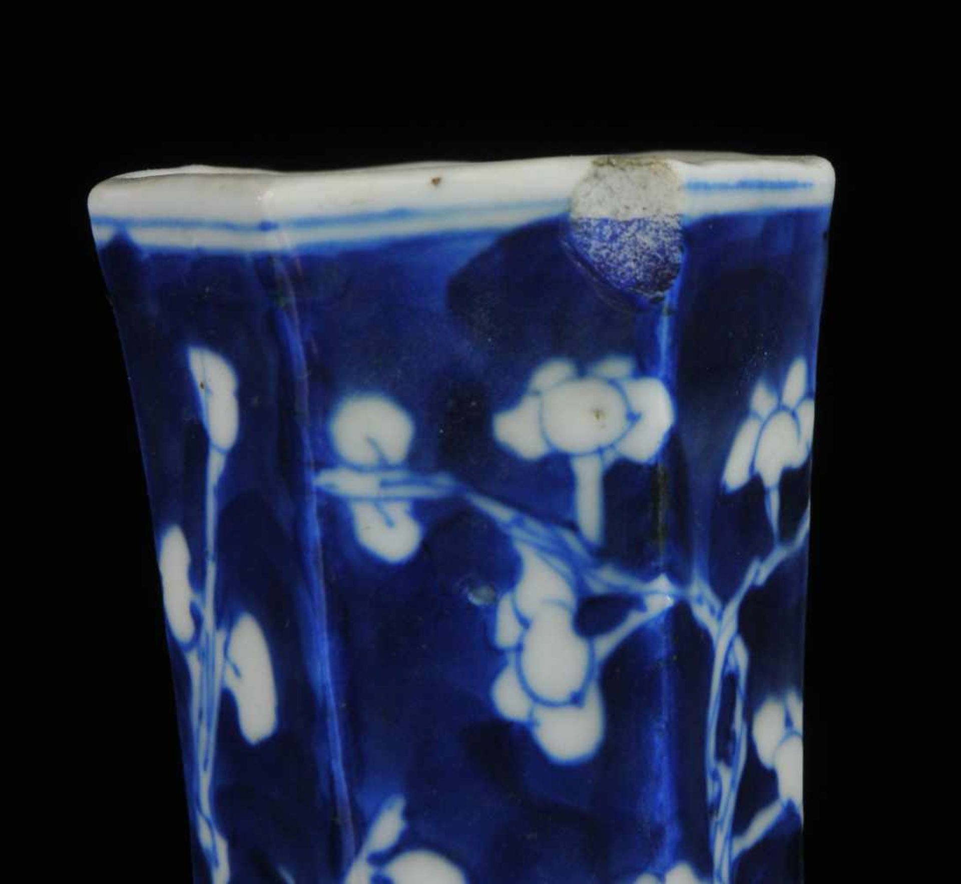 A CHINESE BLUE AND WHITE PORCELAIN HEXAGONAL VASE WITH QIANLONG APOCRYPHAL REIGN MARK, LATE QING, - Bild 5 aus 14