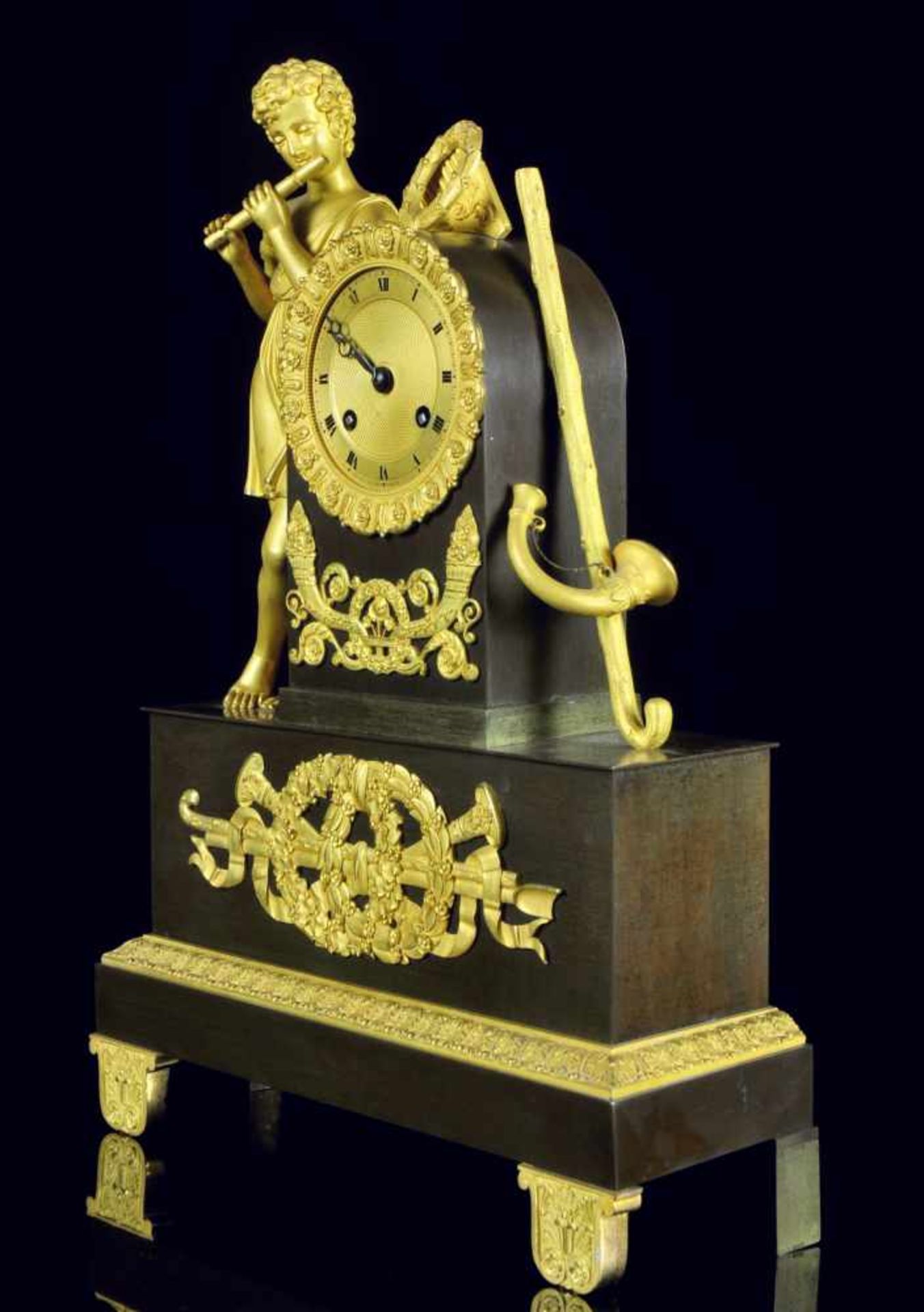 A GILT AND PATINATED BRONZE FIGURAL CLOCK, EMPIRE / RESTORATION PERIOD, FRANCE 1820-1825Origin: - Bild 5 aus 11