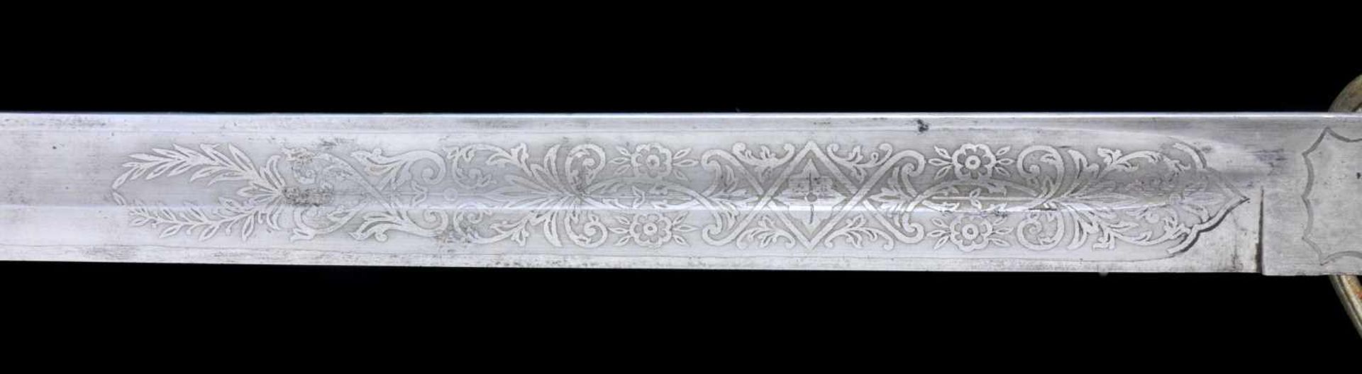 A BRITISH ROYAL ARTILLERY PERSONALIZED OFFICER’S SWORD WITH ETCHED BLADE, GEORGE V PERIOD. Origin: - Bild 7 aus 20